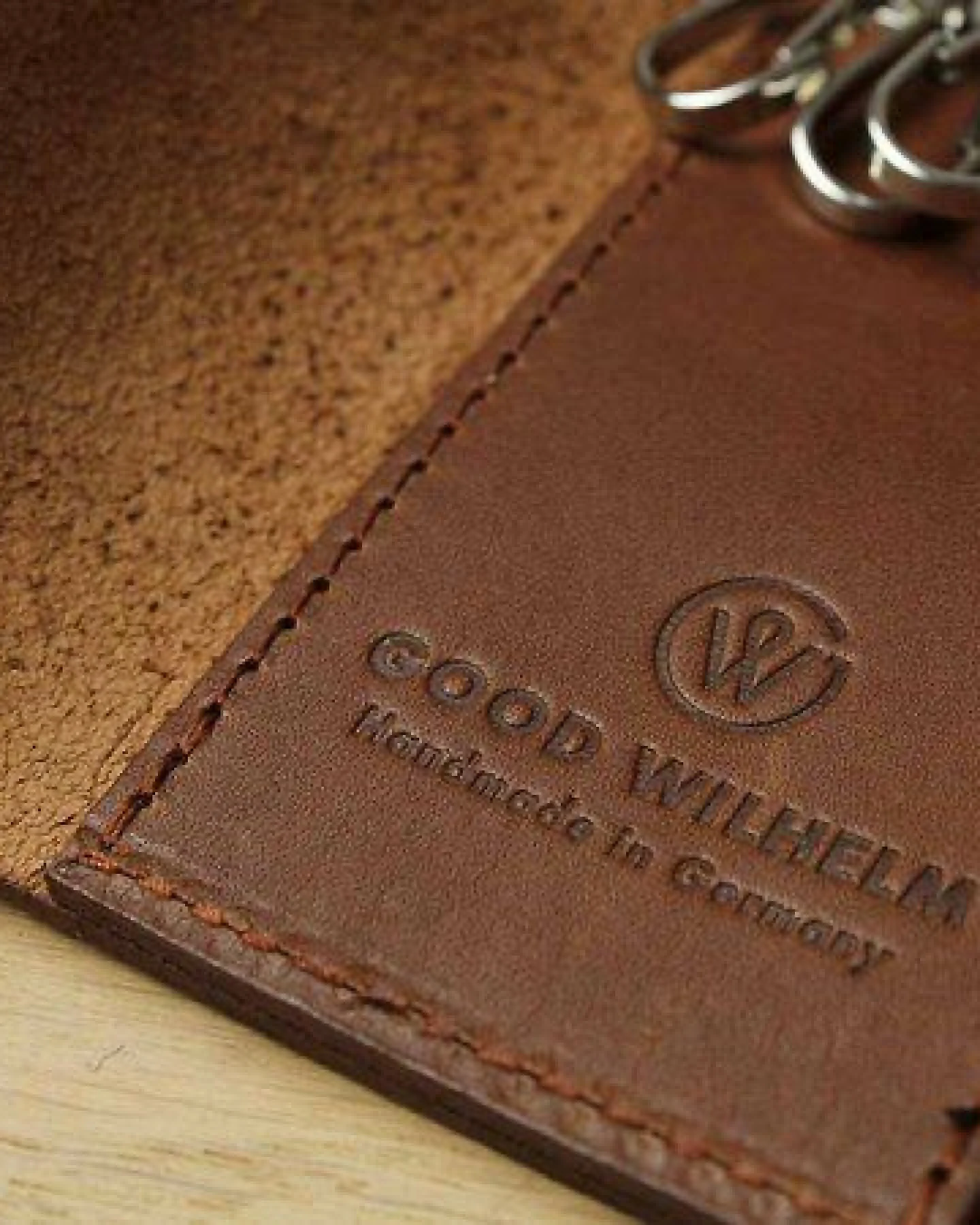 GOOD WILHELM Hochwertiges Schlüsseletui aus pflanzlich gegerbtem Leder – Made in Germany, für 4 oder 6 Schlüssel, mit AirTag-Fach – Ansicht 3