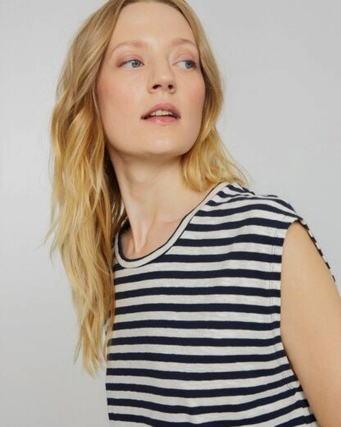 Damen T-Shirt aus Bio-Baumwolle - ZINNIA STRIPES - recolution – Ansicht 4