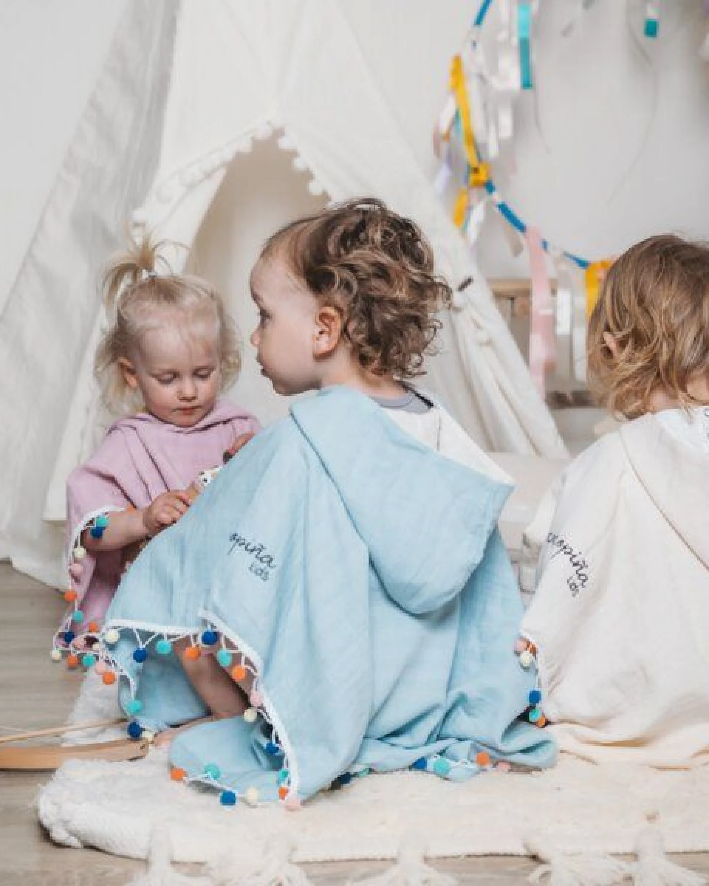 ten little fingers BIO Badeponcho aus Musselin- Made by luftabong – Ansicht 2