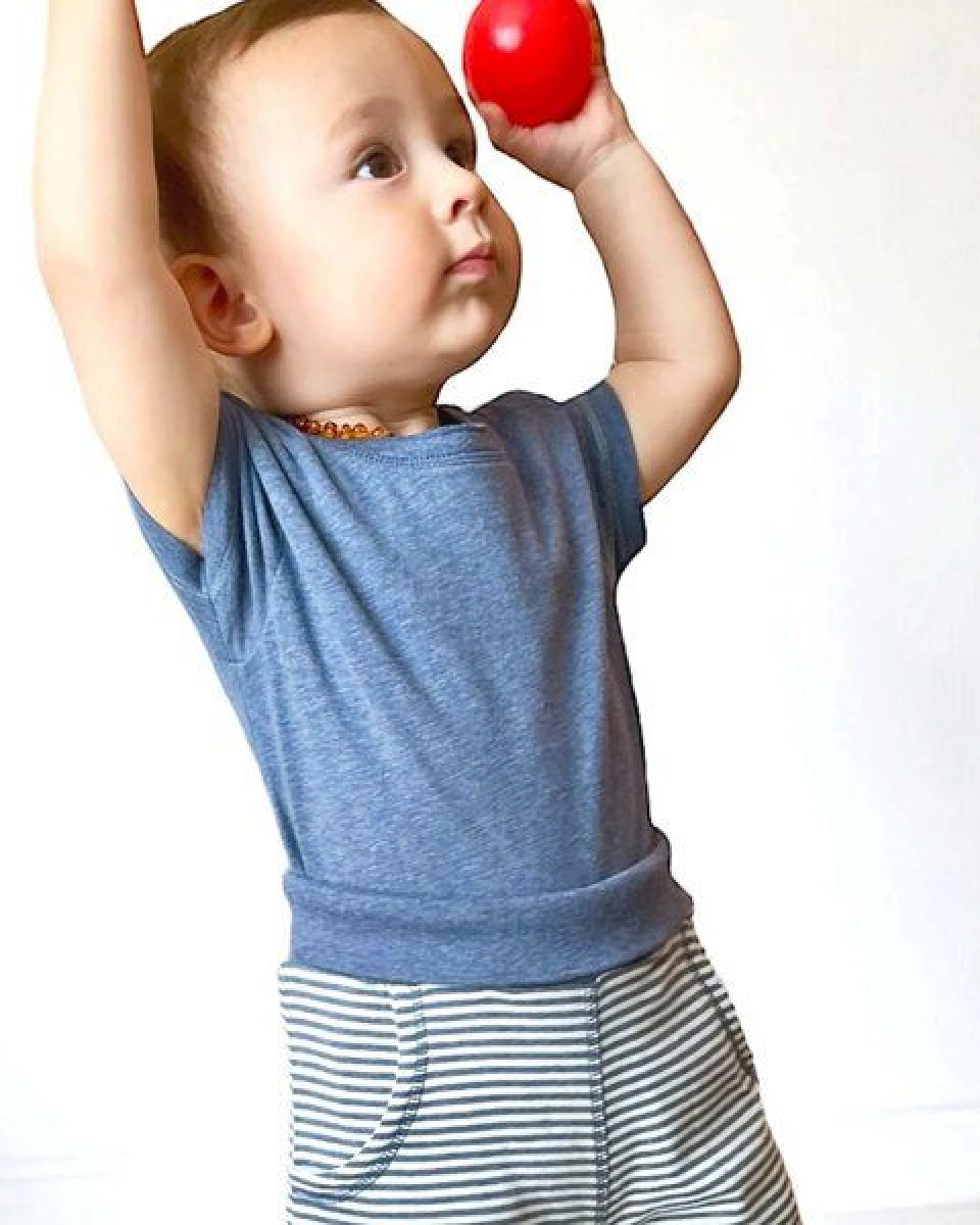 Gestreifte Baby-Shorts 'OrganicEra' aus Bio-Baumwolle – Ansicht 2