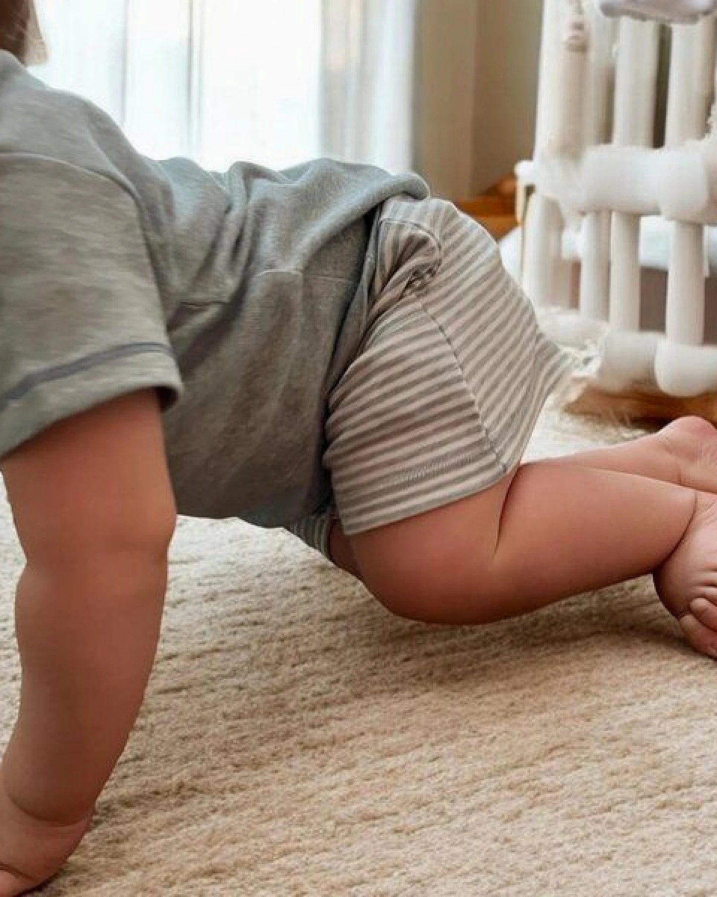 Gestreifte Baby-Shorts 'OrganicEra' aus Bio-Baumwolle – Ansicht 2