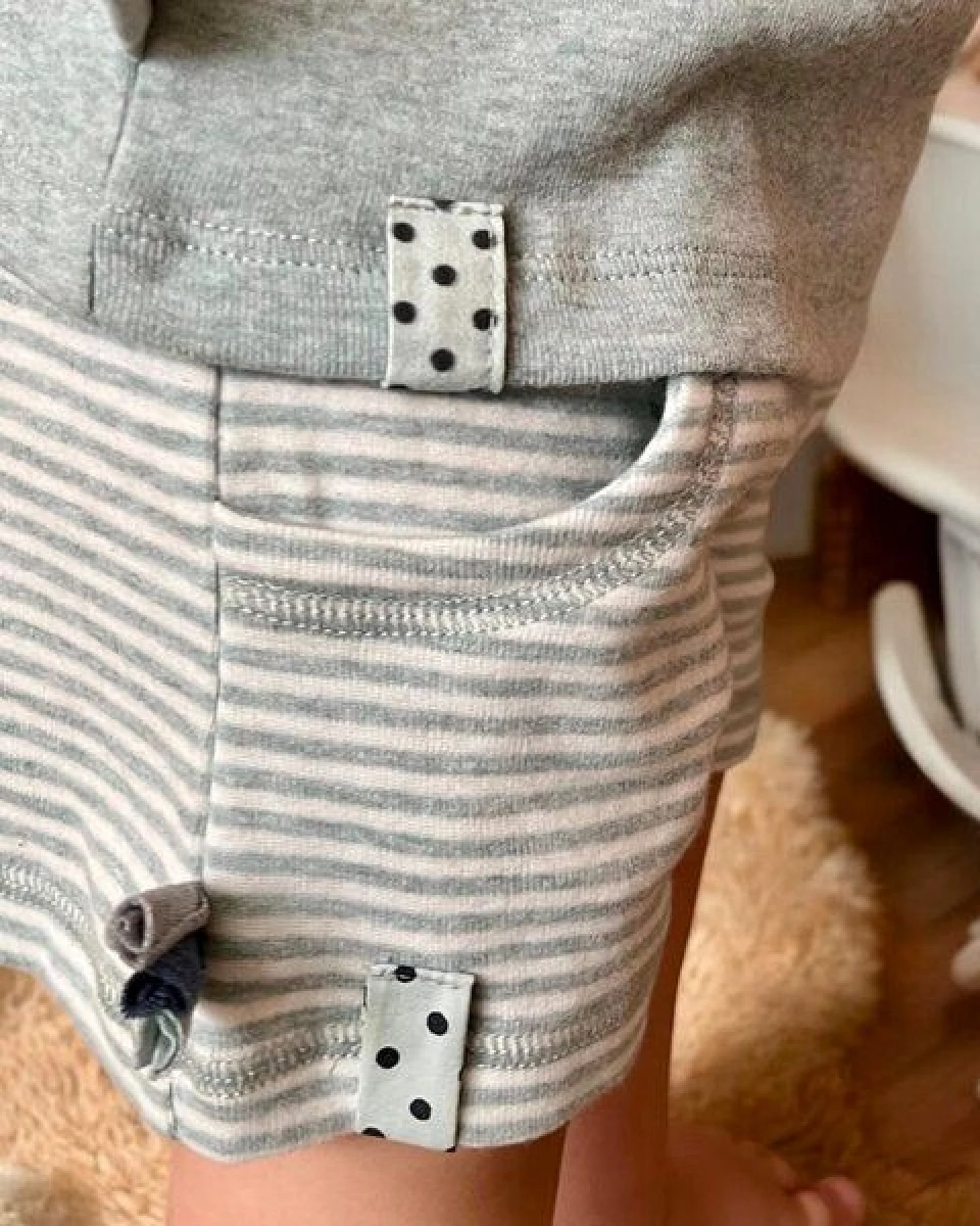 Gestreifte Baby-Shorts 'OrganicEra' aus Bio-Baumwolle – Ansicht 3