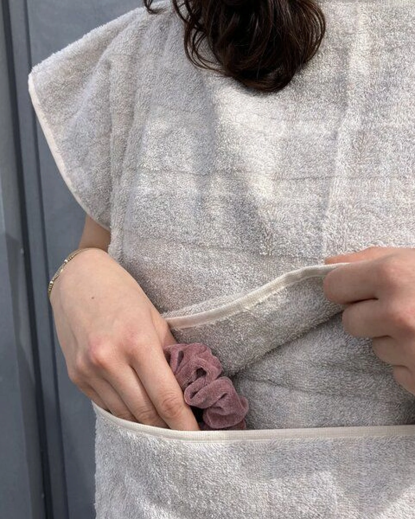 mio eco Hochwertiger Multipurpose Poncho aus Retoure-Handtüchern zero waste – Ansicht 3