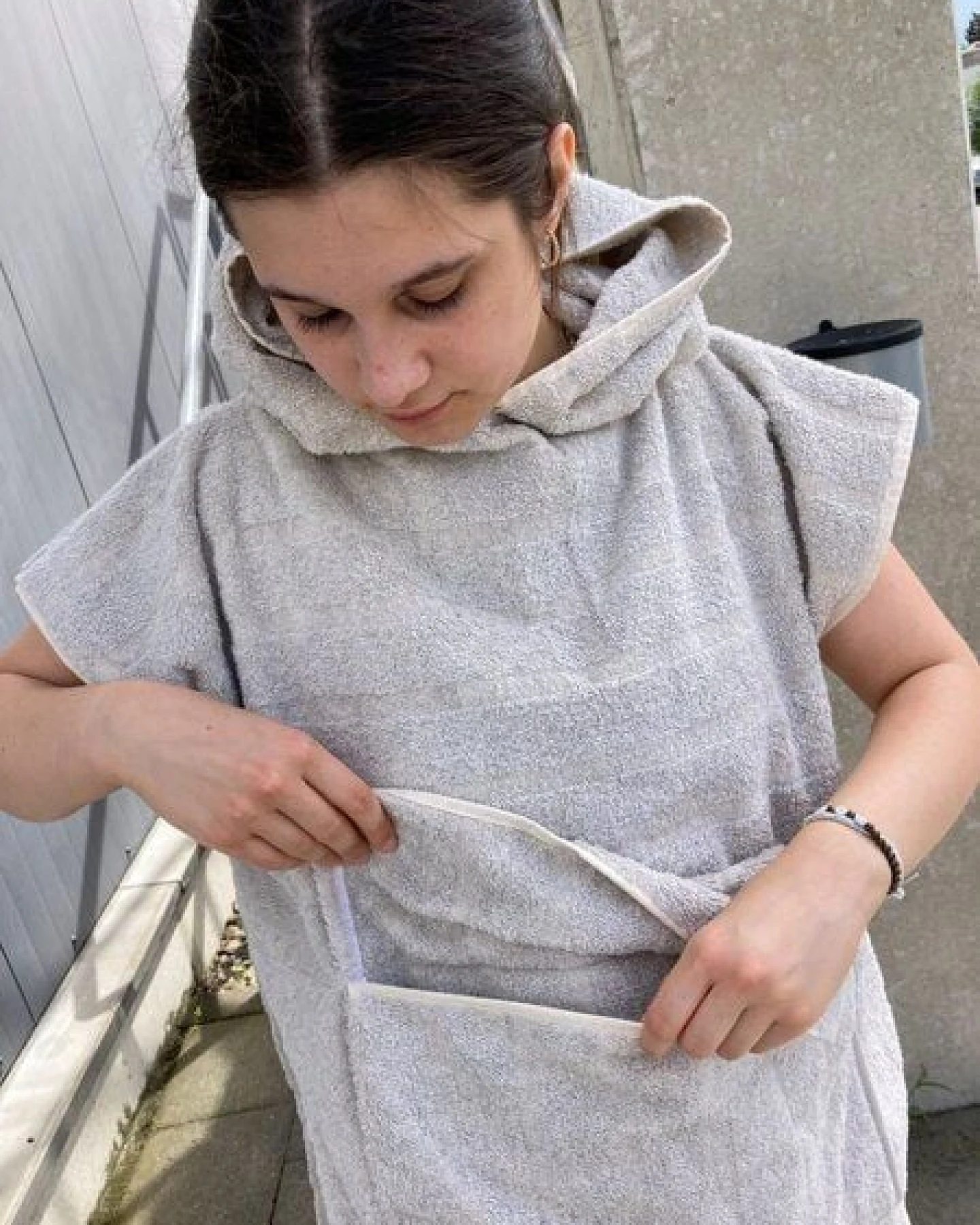 mio eco Hochwertiger Multipurpose Poncho aus Retoure-Handtüchern zero waste – Ansicht 4