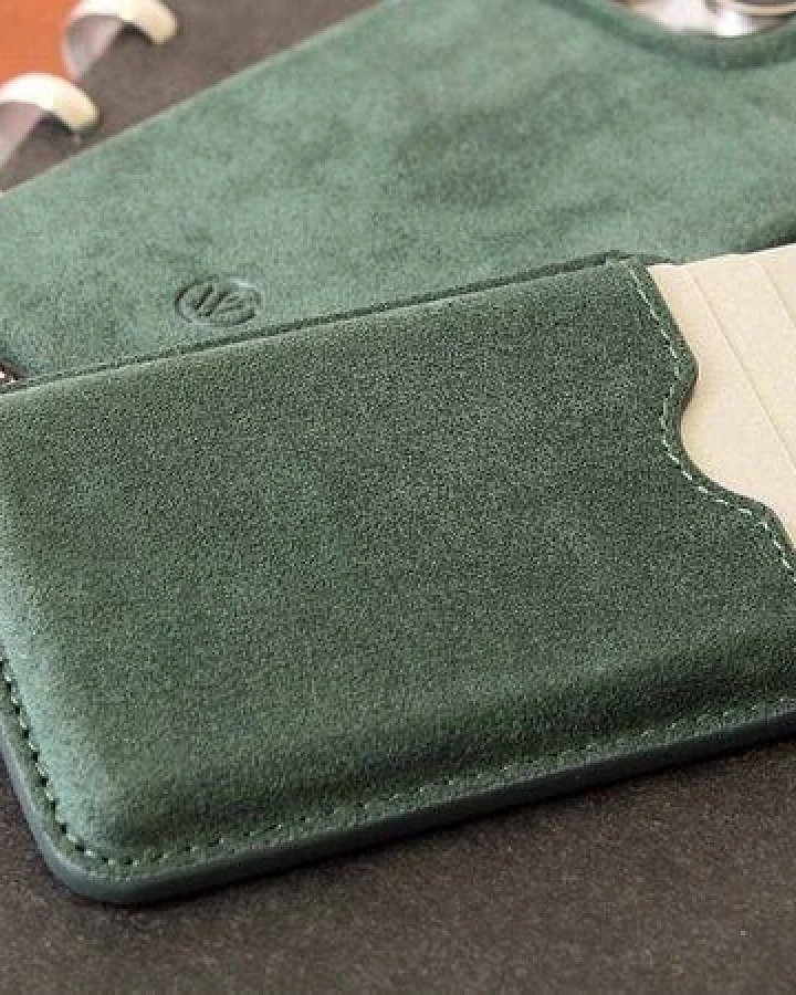 GOOD WILHELM MagSafe Wallet JULIUS aus italienischem Alcantara – Veganer, handgefertigter Luxus