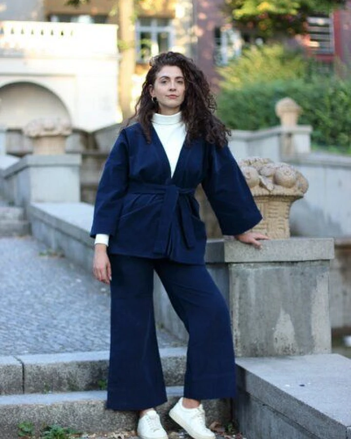 ManduTrap Elegante Kimonojacke aus Biobaumwolle – Cord in Grün, Blau oder Berry mit Gürtel und Taschen