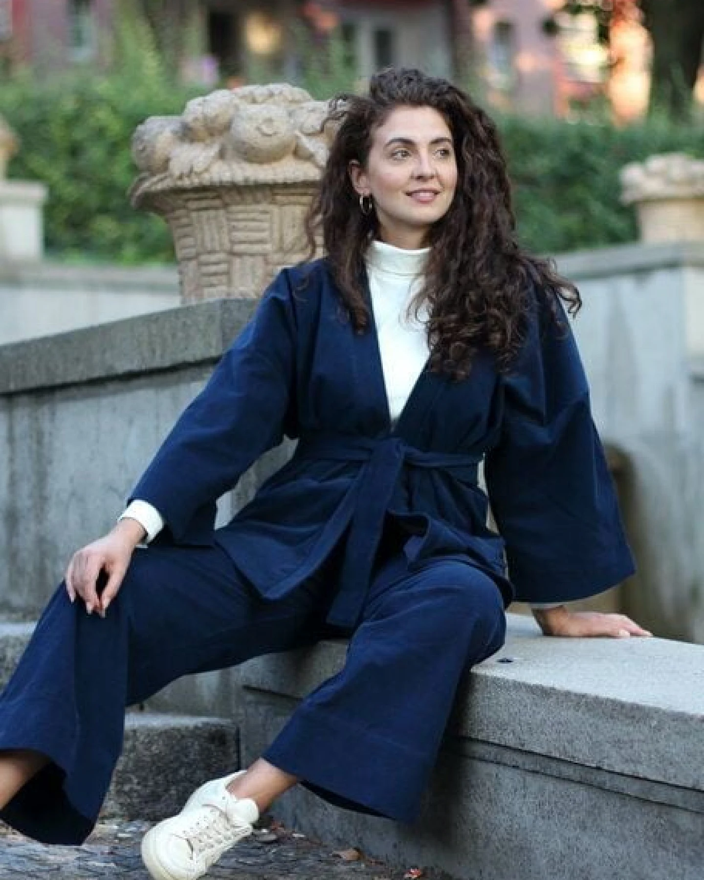 ManduTrap Elegante Kimonojacke aus Biobaumwolle – Cord in Grün, Blau oder Berry mit Gürtel und Taschen – Ansicht 3