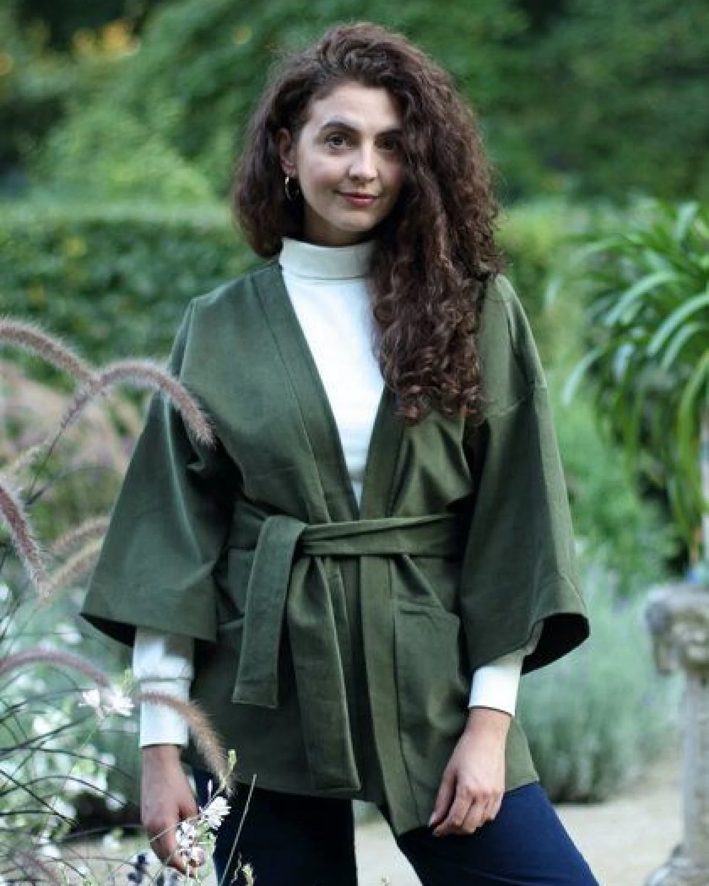 ManduTrap Elegante Kimonojacke aus Biobaumwolle – Cord in Grün, Blau oder Berry mit Gürtel und Taschen – Ansicht 3