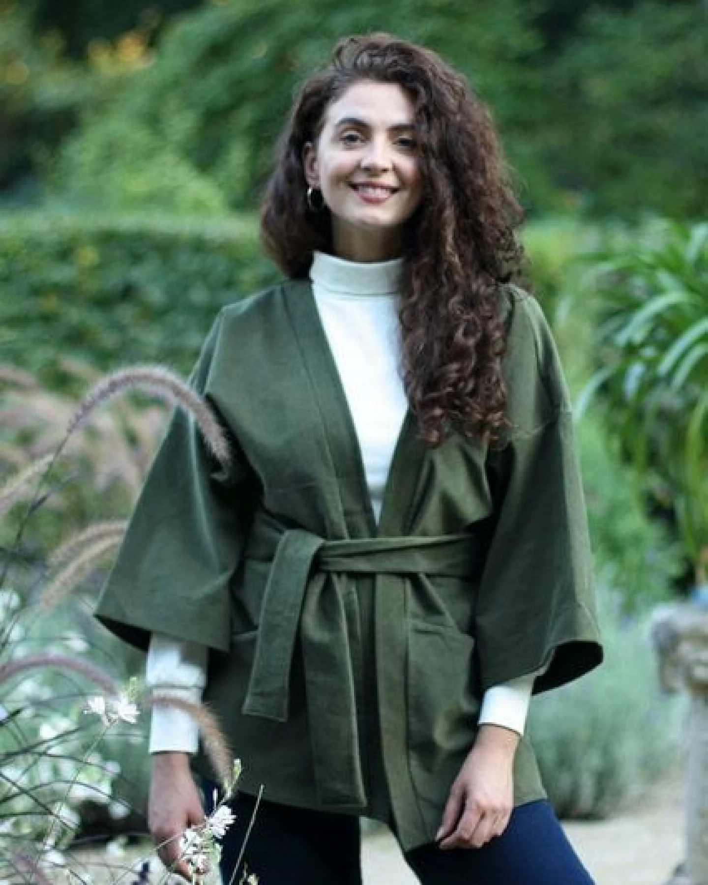 ManduTrap Elegante Kimonojacke aus Biobaumwolle – Cord in Grün, Blau oder Berry mit Gürtel und Taschen – Ansicht 2