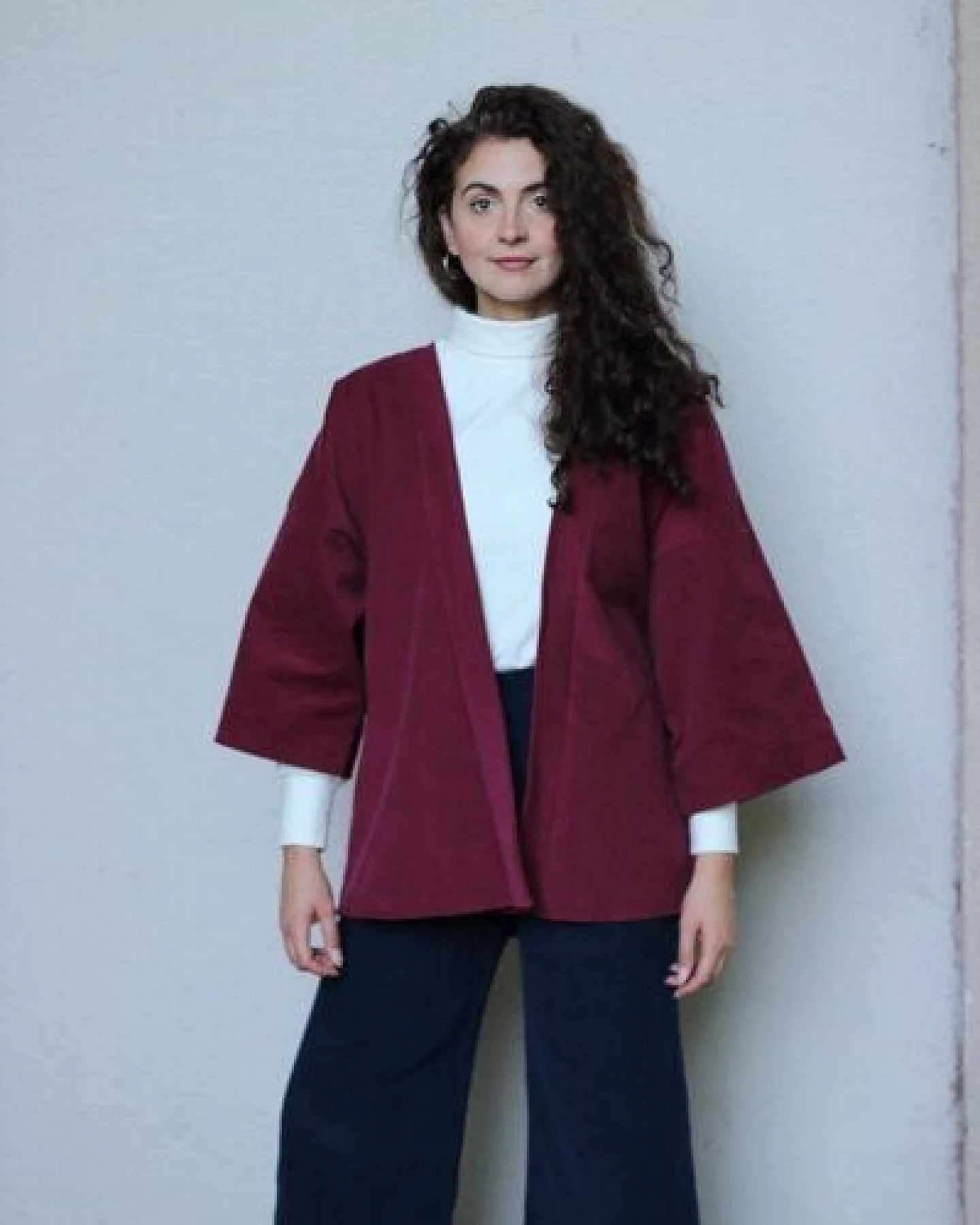 ManduTrap Elegante Kimonojacke aus Biobaumwolle – Cord in Grün, Blau oder Berry mit Gürtel und Taschen – Ansicht 3