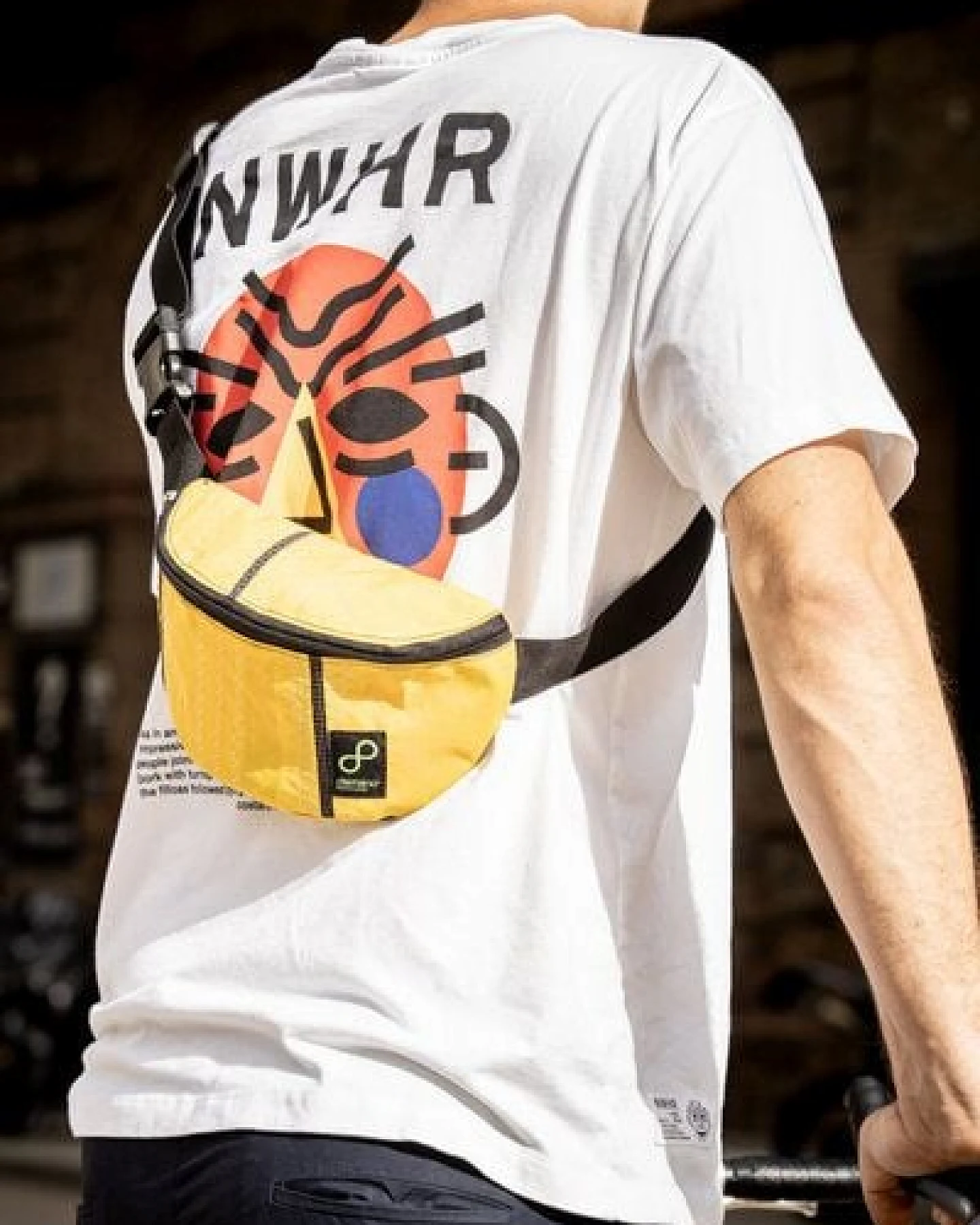 DEMANO Gürteltasche aus recycelten Kitesurf-Drachen „Mundaka“ Bauchtasche – Ansicht 3