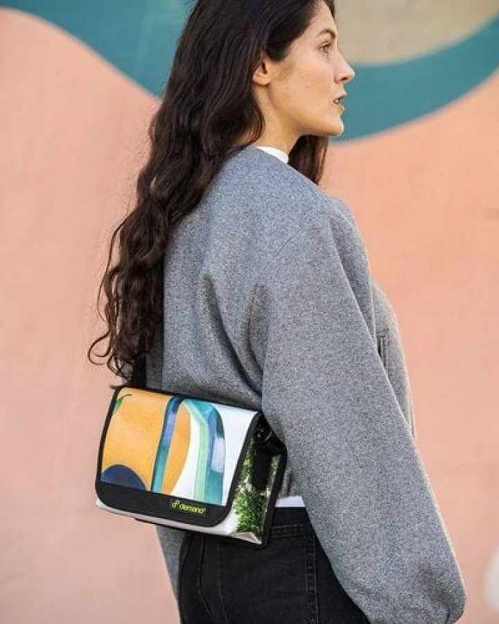 DEMANO Kleine Schultertasche aus Recycelte Bannern Universitat XS