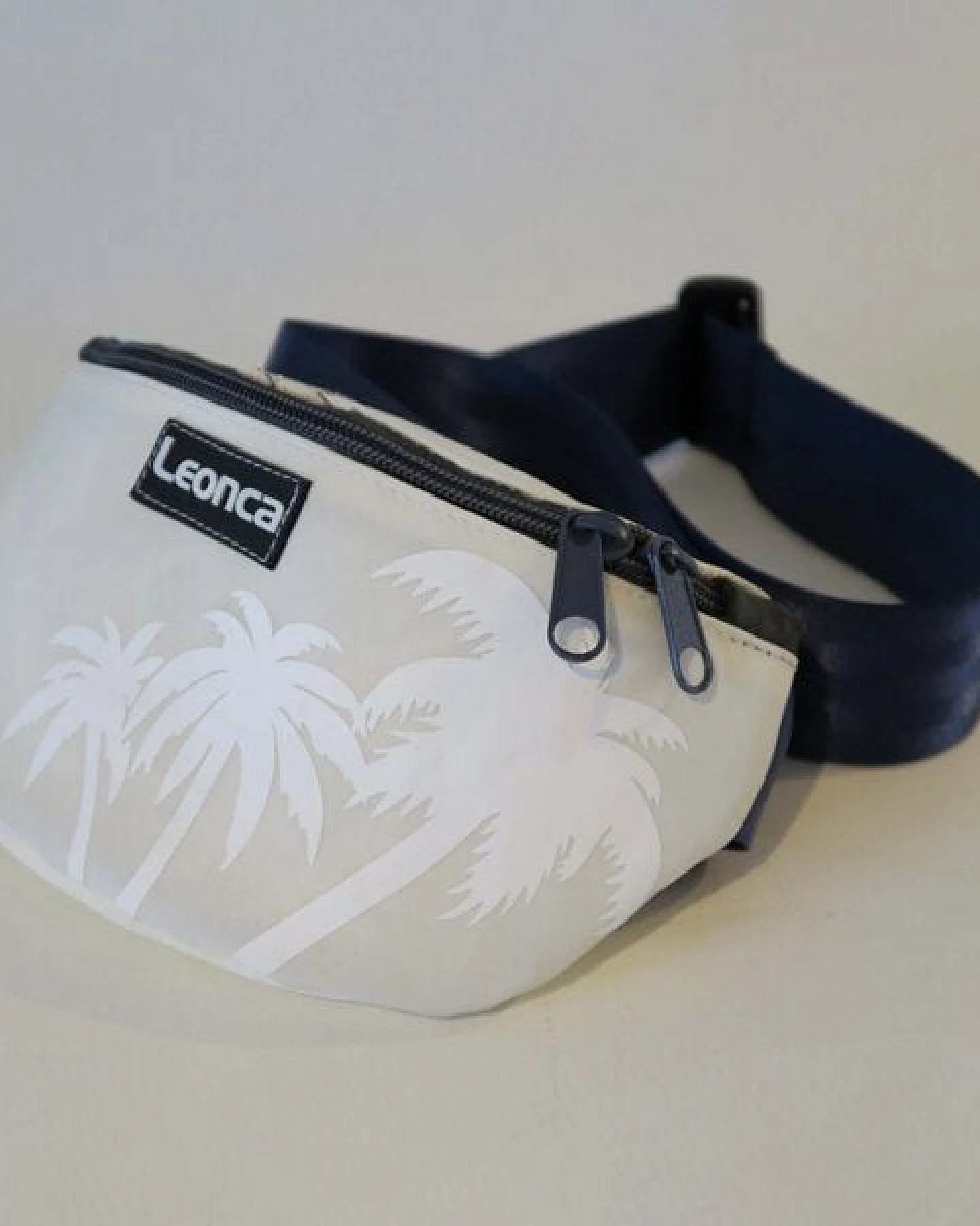 Leonca Upcycling Hip Bag aus Segel mit Palmen-Druck in 3 Größen – Ansicht 2