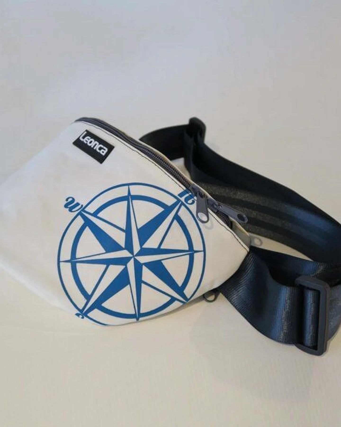 Leonca Upcycling Hip Bag aus Segel mit Kompass-Druck in 3 Größen – Ansicht 2