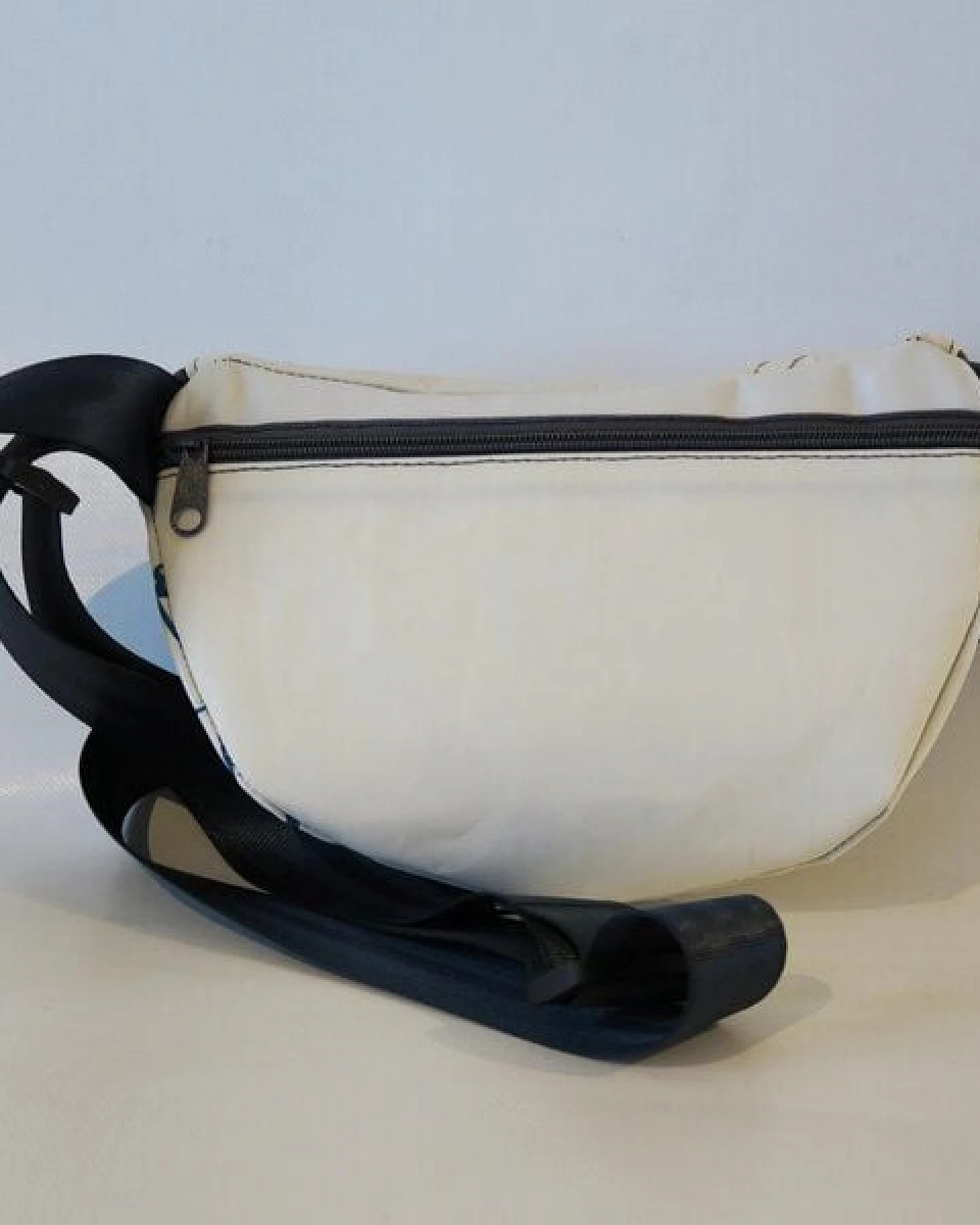 Leonca Upcycling Hip Bag aus Segel mit Kompass-Druck in 3 Größen – Ansicht 3