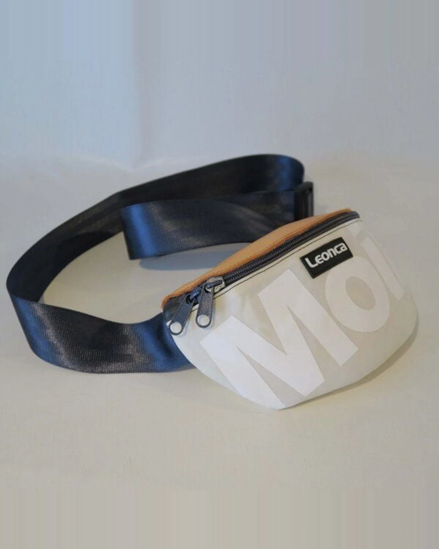 Leonca Upcycling Hip Bag aus Segel & Turnbockleder mit Moin-Druck in 3 Größen – Ansicht 2