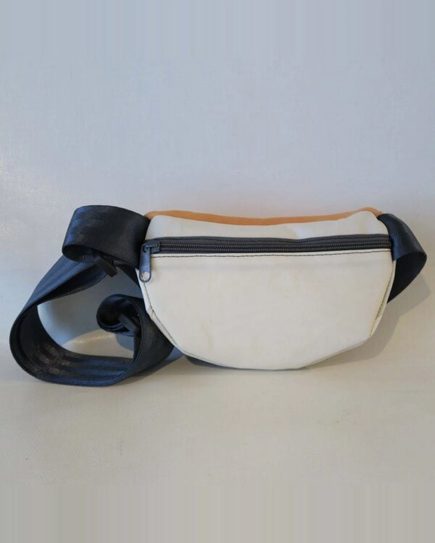 Leonca Upcycling Hip Bag aus Segel & Turnbockleder mit Moin-Druck in 3 Größen – Ansicht 3