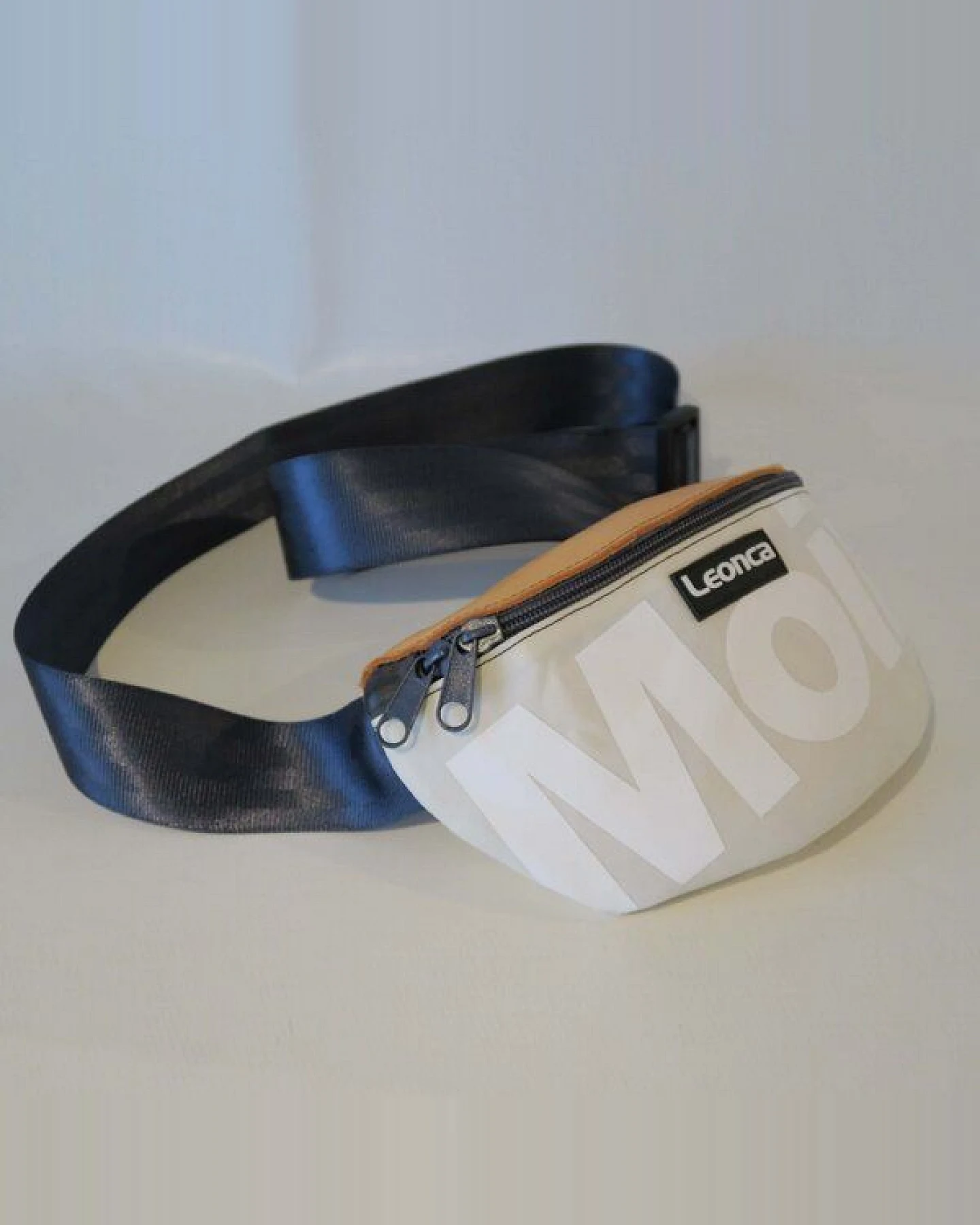 Leonca Upcycling Hip Bag aus Segel & Turnbockleder mit Moin-Druck in 3 Größen – Ansicht 2