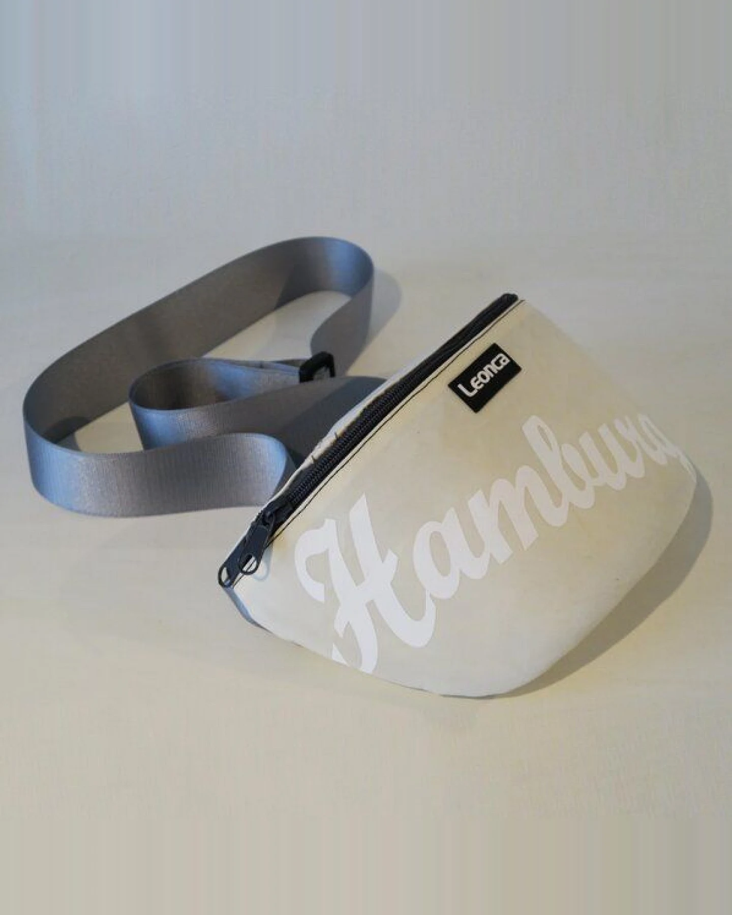 Leonca Upcycling Hip Bag aus Segel mit Hamburg-Druck in 3 Größen – Ansicht 2