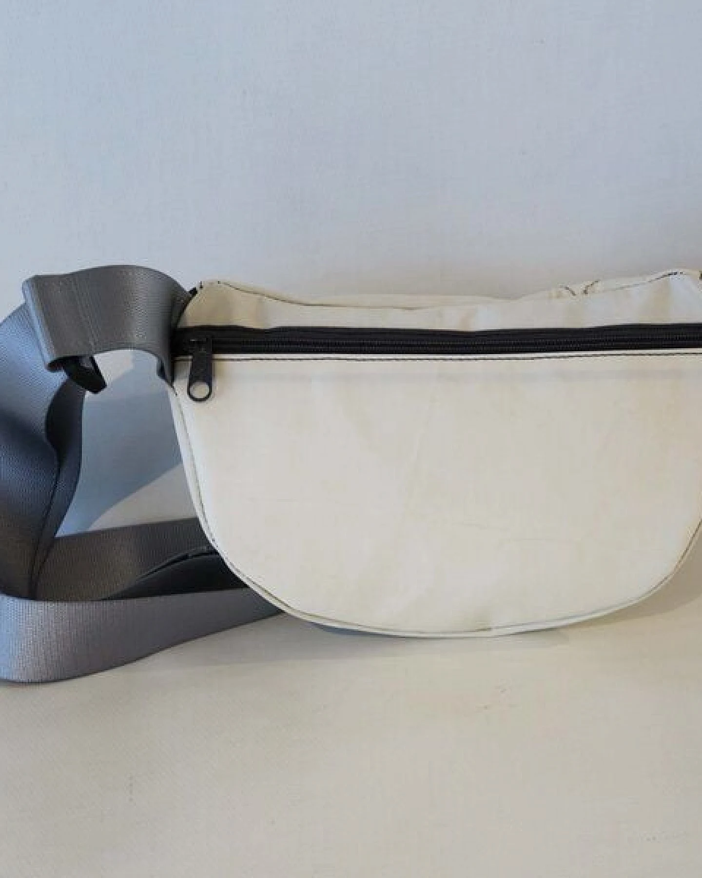 Leonca Upcycling Hip Bag aus Segel mit Hamburg-Druck in 3 Größen – Ansicht 3