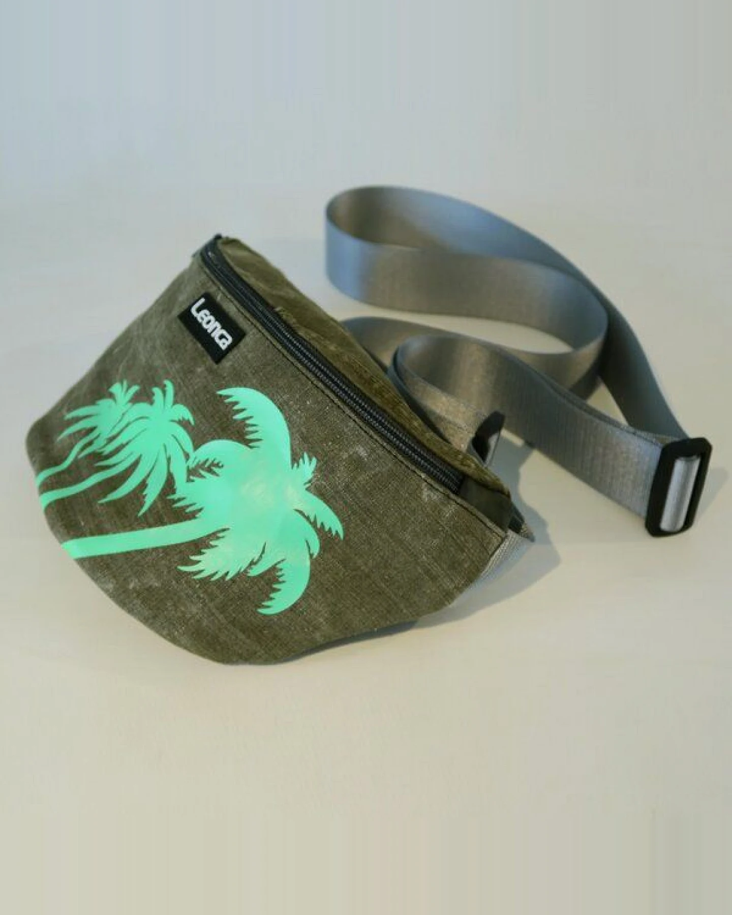 Leonca Upcycling Hip Bag aus Seesackleinen mit Palmen-Druck in 3 Größen – Ansicht 2