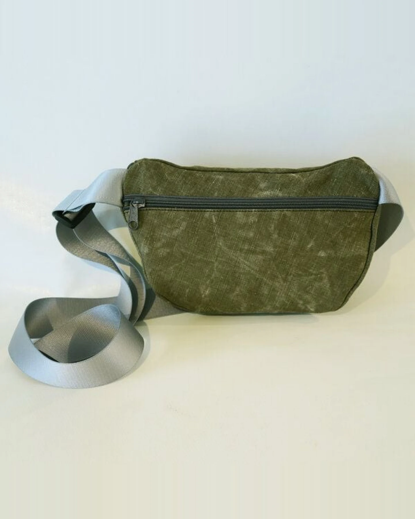 Leonca Upcycling Hip Bag aus Seesackleinen mit Palmen-Druck in 3 Größen – Ansicht 3