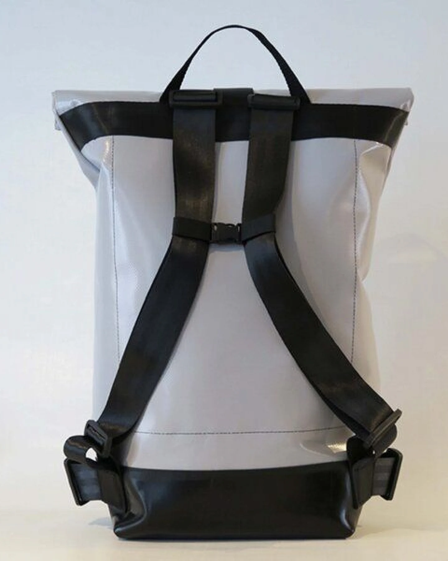 Leonca Upcycling Fahrradrucksack aus LKW-Plane in 11 Farben – Ansicht 3