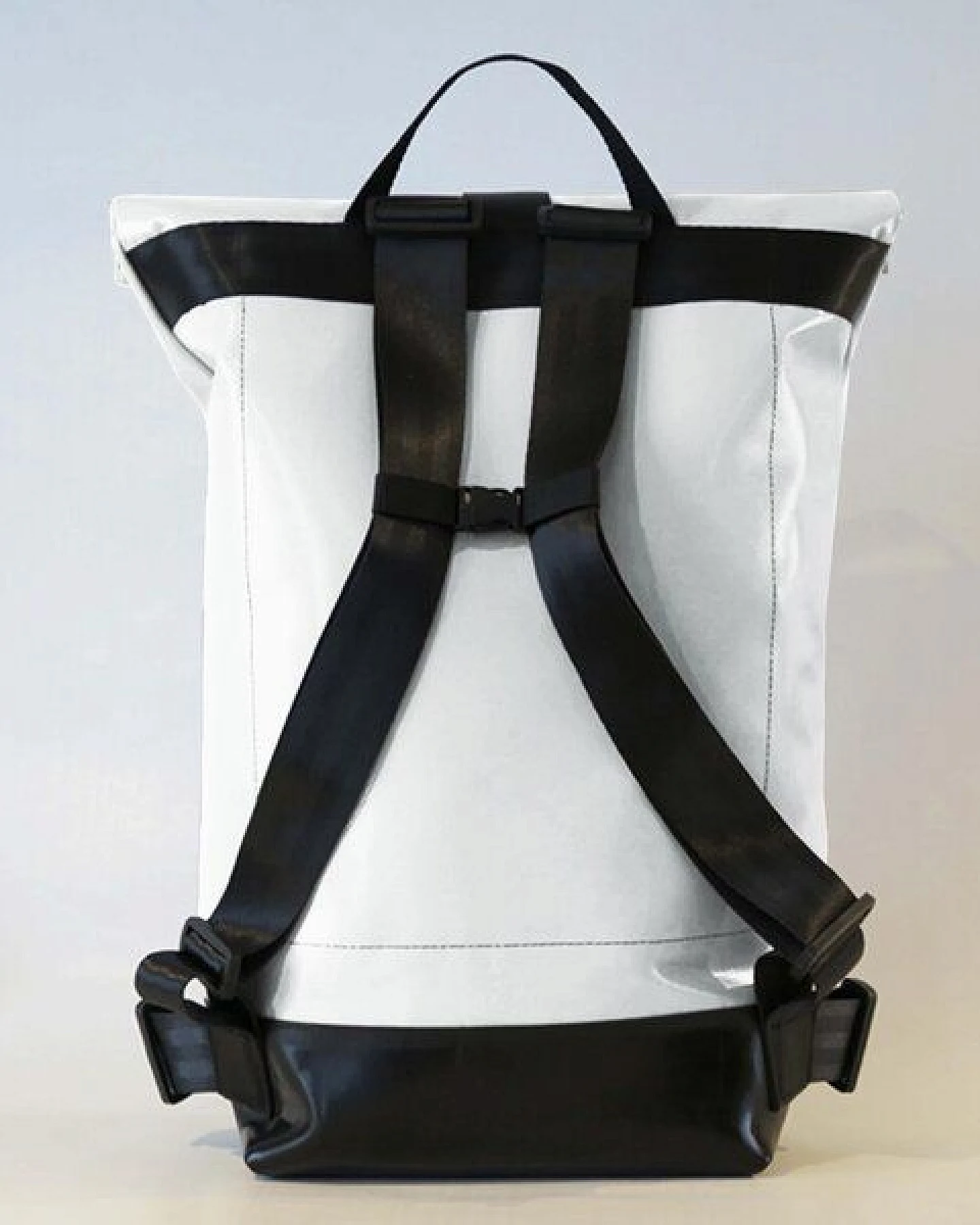 Leonca Upcycling Fahrradrucksack aus LKW-Plane in 11 Farben – Ansicht 3
