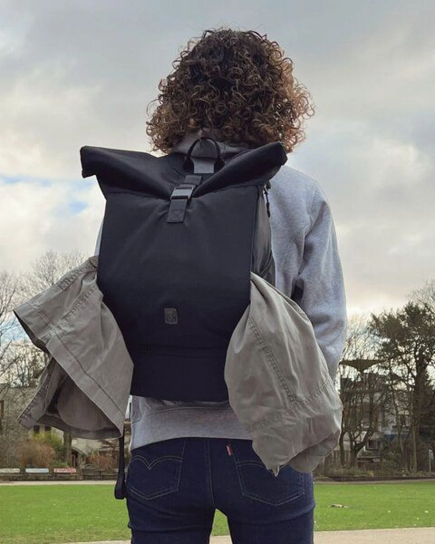 FUCHS & REBELL EDDIE Rolltop Rucksack – Mit Regenschutz & cleveren Fächern – Ansicht 2