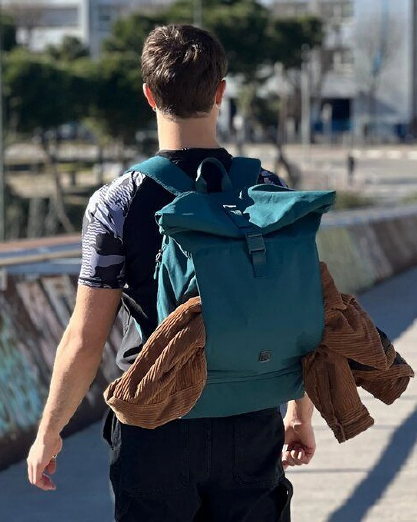 FUCHS & REBELL EDDIE Rolltop Rucksack – Mit Regenschutz & cleveren Fächern – Ansicht 2