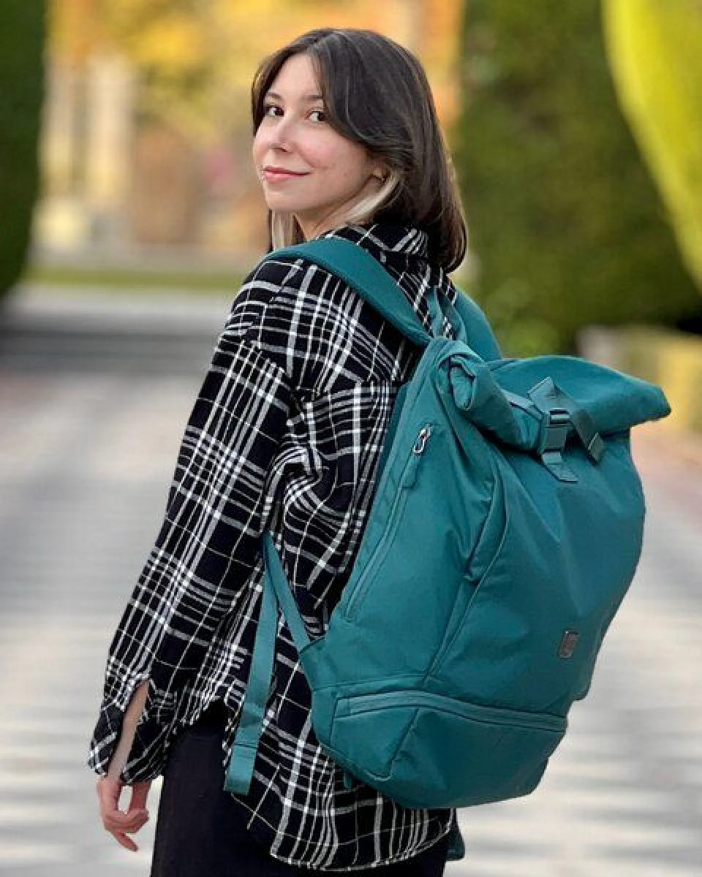 FUCHS & REBELL EDDIE Rolltop Rucksack – Mit Regenschutz & cleveren Fächern – Ansicht 3
