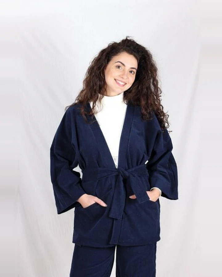 ManduTrap Elegante Kimonojacke Dolma aus Biobaumwolle – Cord in Grün, Blau oder Berry mit Gürtel und Taschen
