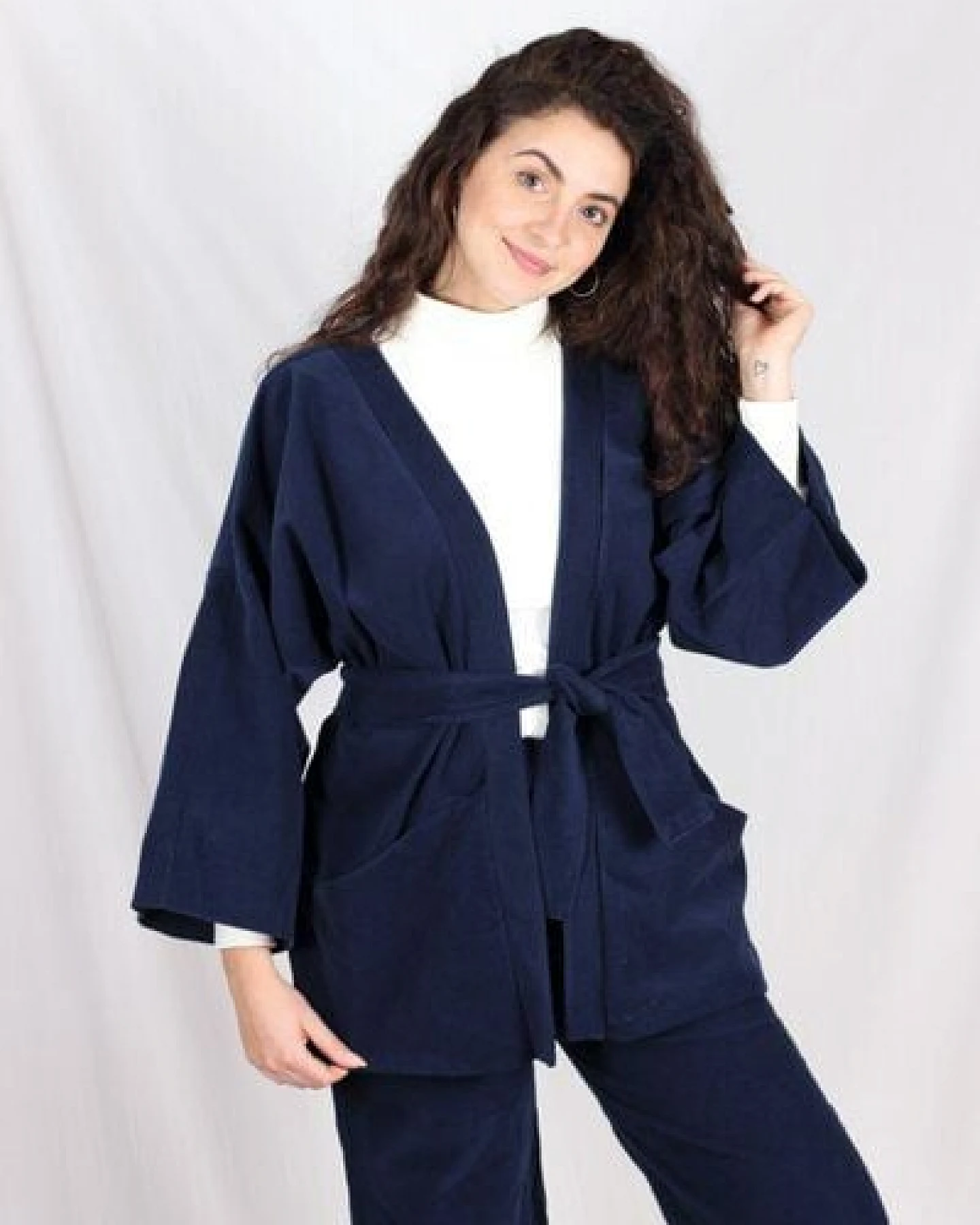 ManduTrap Elegante Kimonojacke Dolma aus Biobaumwolle – Cord in Grün, Blau oder Berry mit Gürtel und Taschen – Ansicht 3