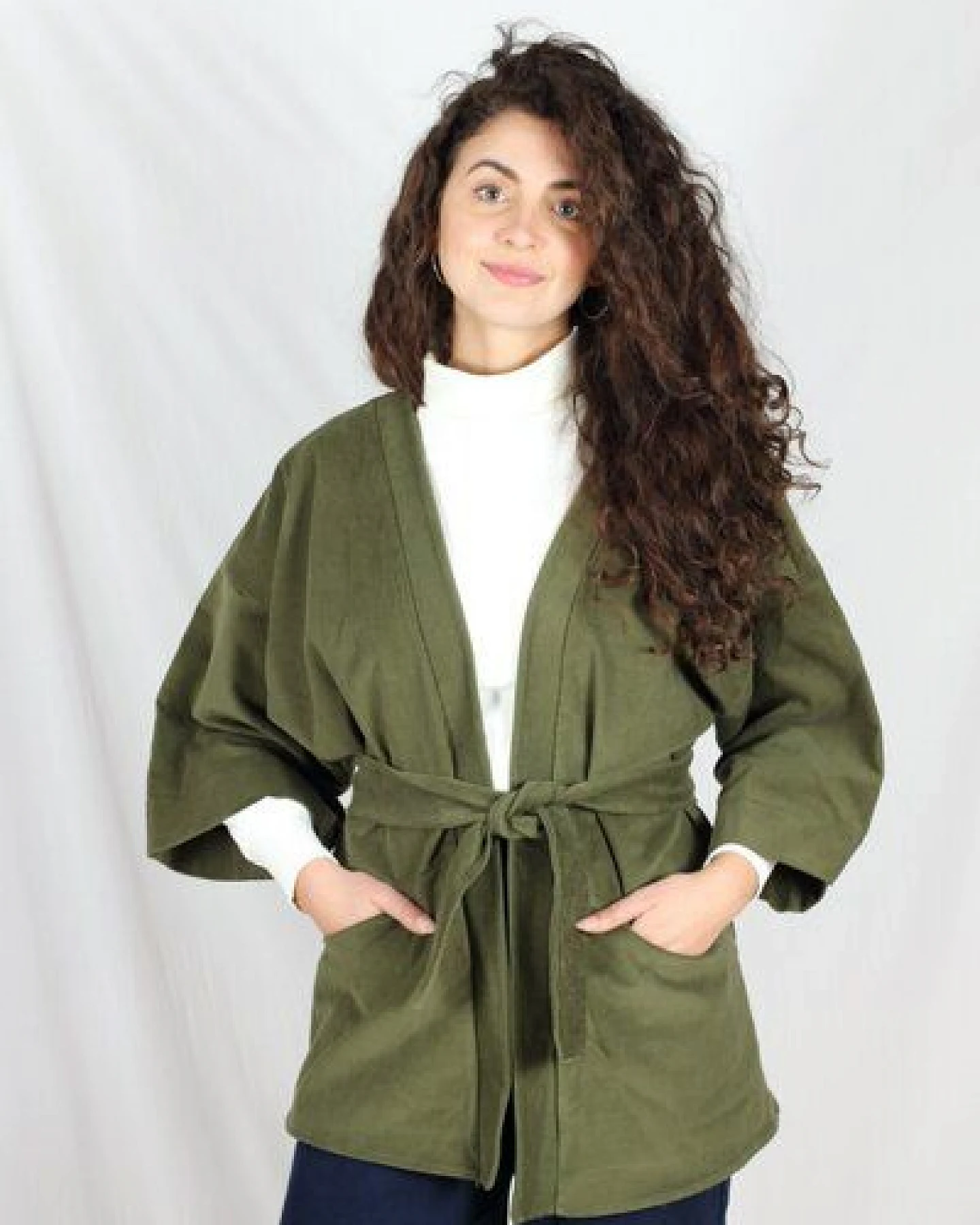 ManduTrap Elegante Kimonojacke Dolma aus Biobaumwolle – Cord in Grün, Blau oder Berry mit Gürtel und Taschen – Ansicht 3
