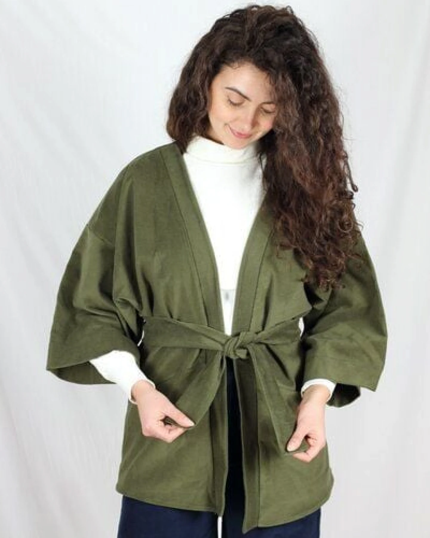 ManduTrap Elegante Kimonojacke Dolma aus Biobaumwolle – Cord in Grün, Blau oder Berry mit Gürtel und Taschen – Ansicht 4