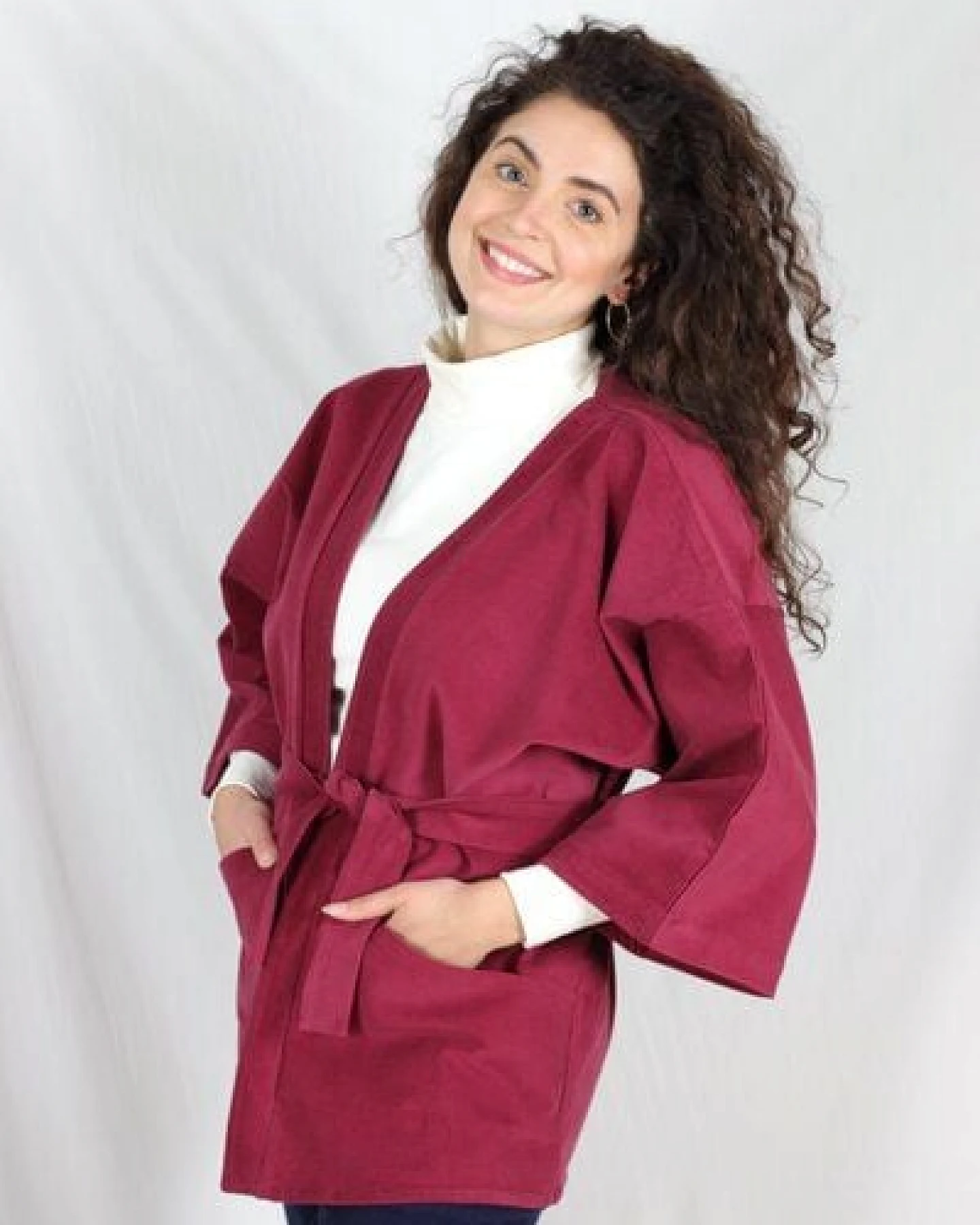 ManduTrap Elegante Kimonojacke Dolma aus Biobaumwolle – Cord in Grün, Blau oder Berry mit Gürtel und Taschen – Ansicht 2