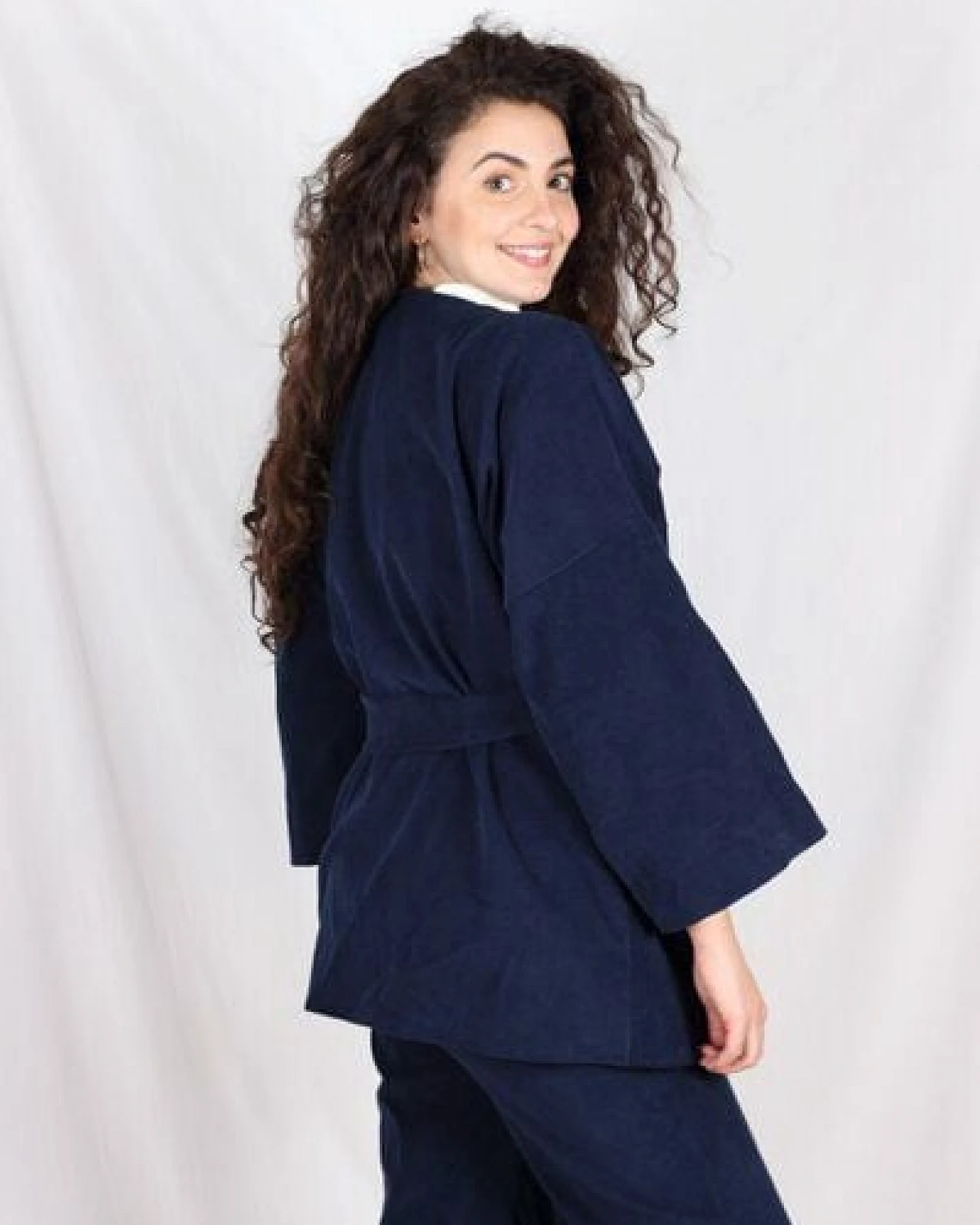 ManduTrap Elegante Kimonojacke Dolma aus Biobaumwolle – Cord in Grün, Blau oder Berry mit Gürtel und Taschen – Ansicht 3