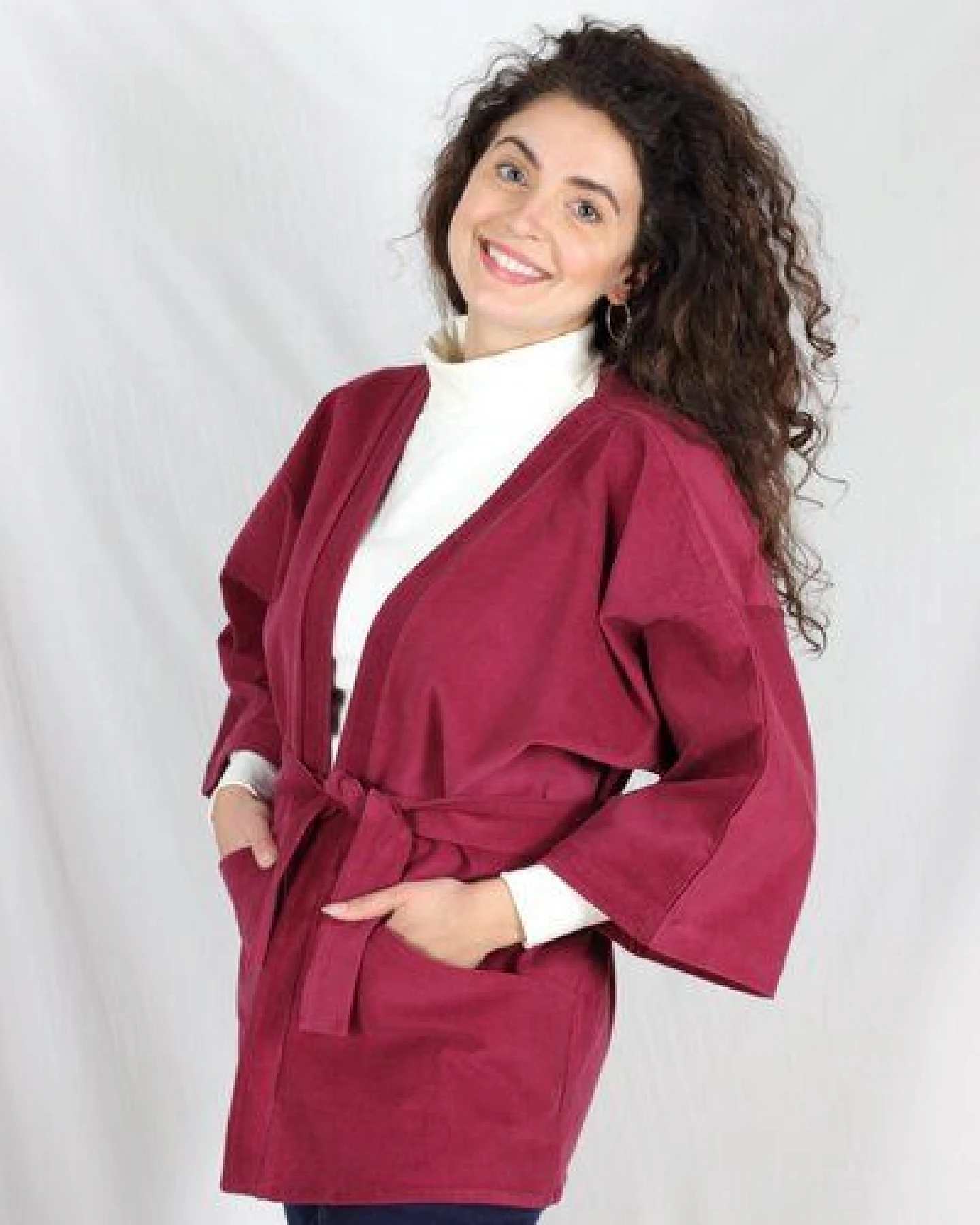 ManduTrap Elegante Kimonojacke Dolma aus Biobaumwolle – Cord in Grün, Blau oder Berry mit Gürtel und Taschen – Ansicht 3