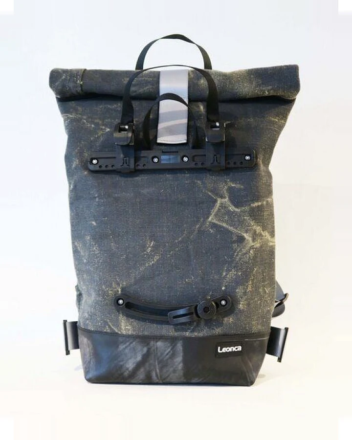 Leonca Upcycling Fahrradrucksack aus einem recyceltem Armeezelt Leinen
