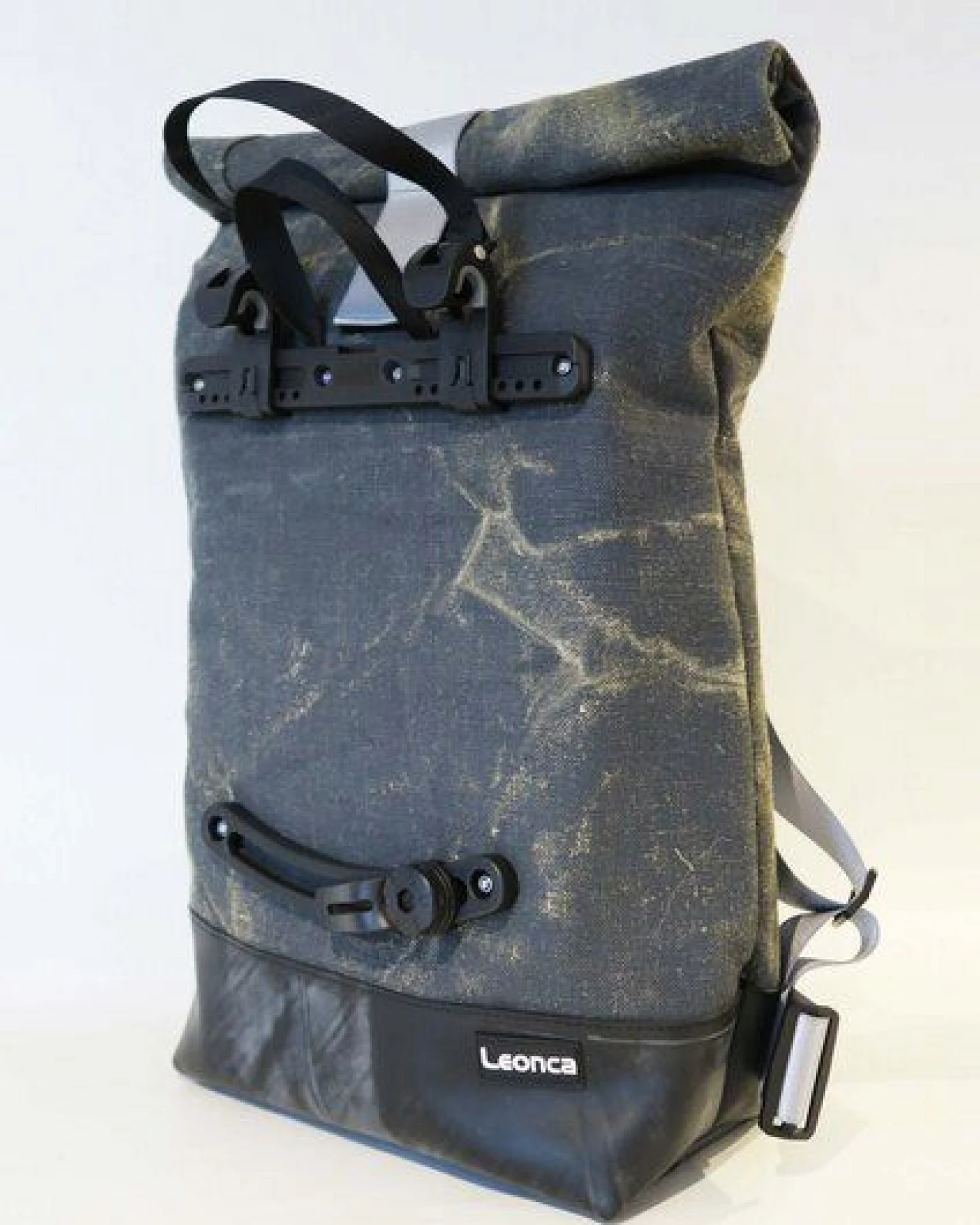 Leonca Upcycling Fahrradrucksack aus einem recyceltem Armeezelt Leinen – Ansicht 2