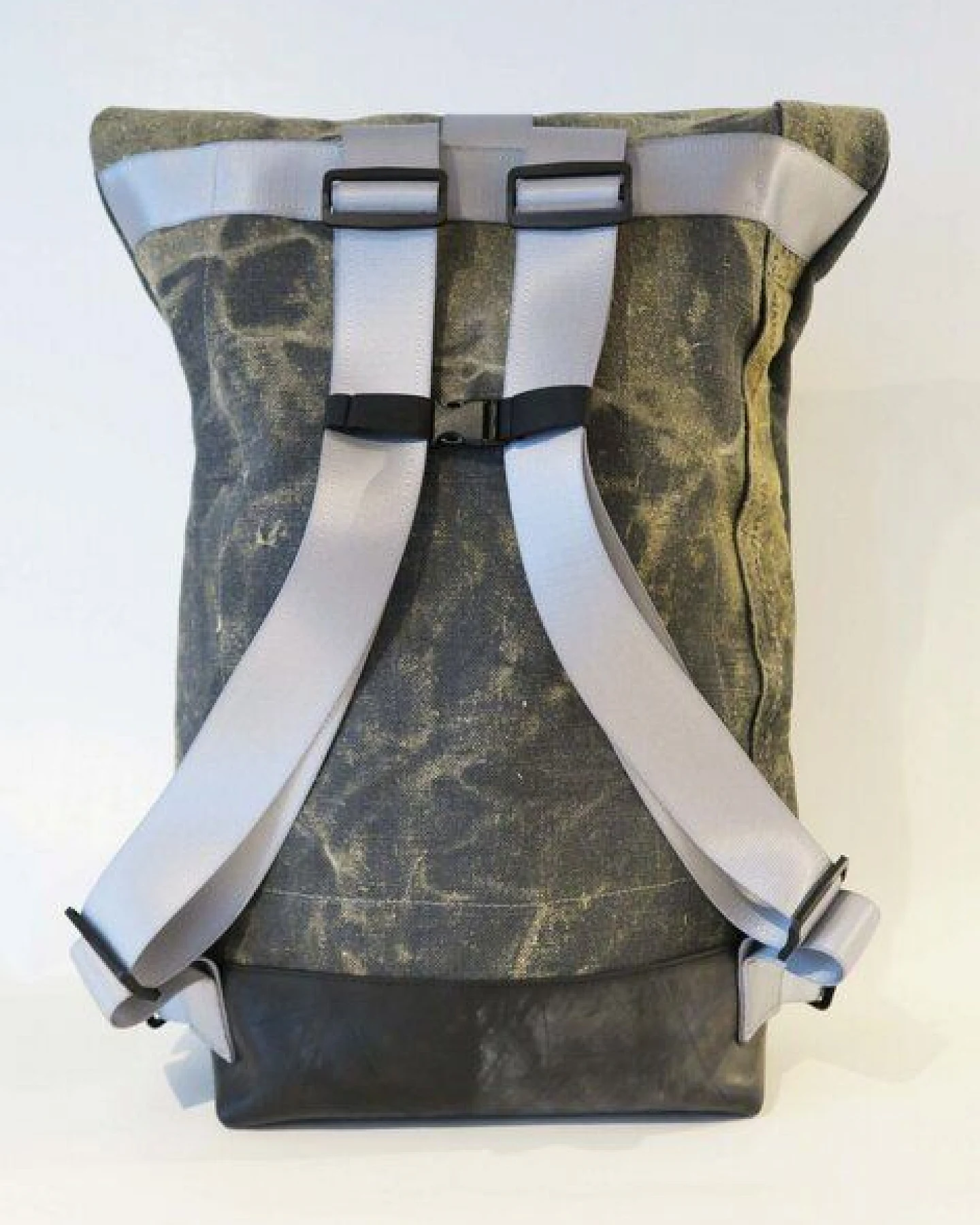 Leonca Upcycling Fahrradrucksack aus einem recyceltem Armeezelt Leinen – Ansicht 3