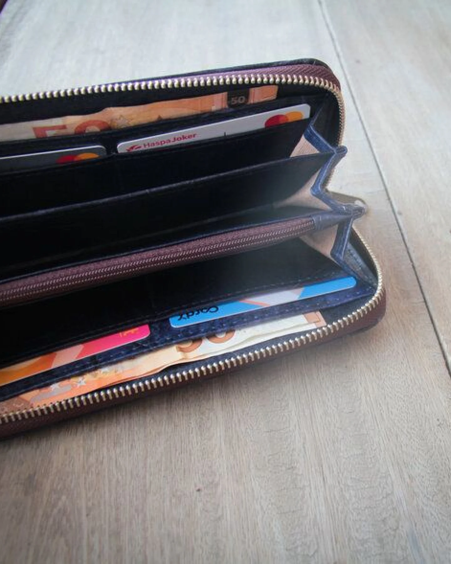 BY COPALA Portemonnaie aus recycelten Blättern / Nachhaltige vegane Brieftasche in Lila / Blau – Ansicht 2