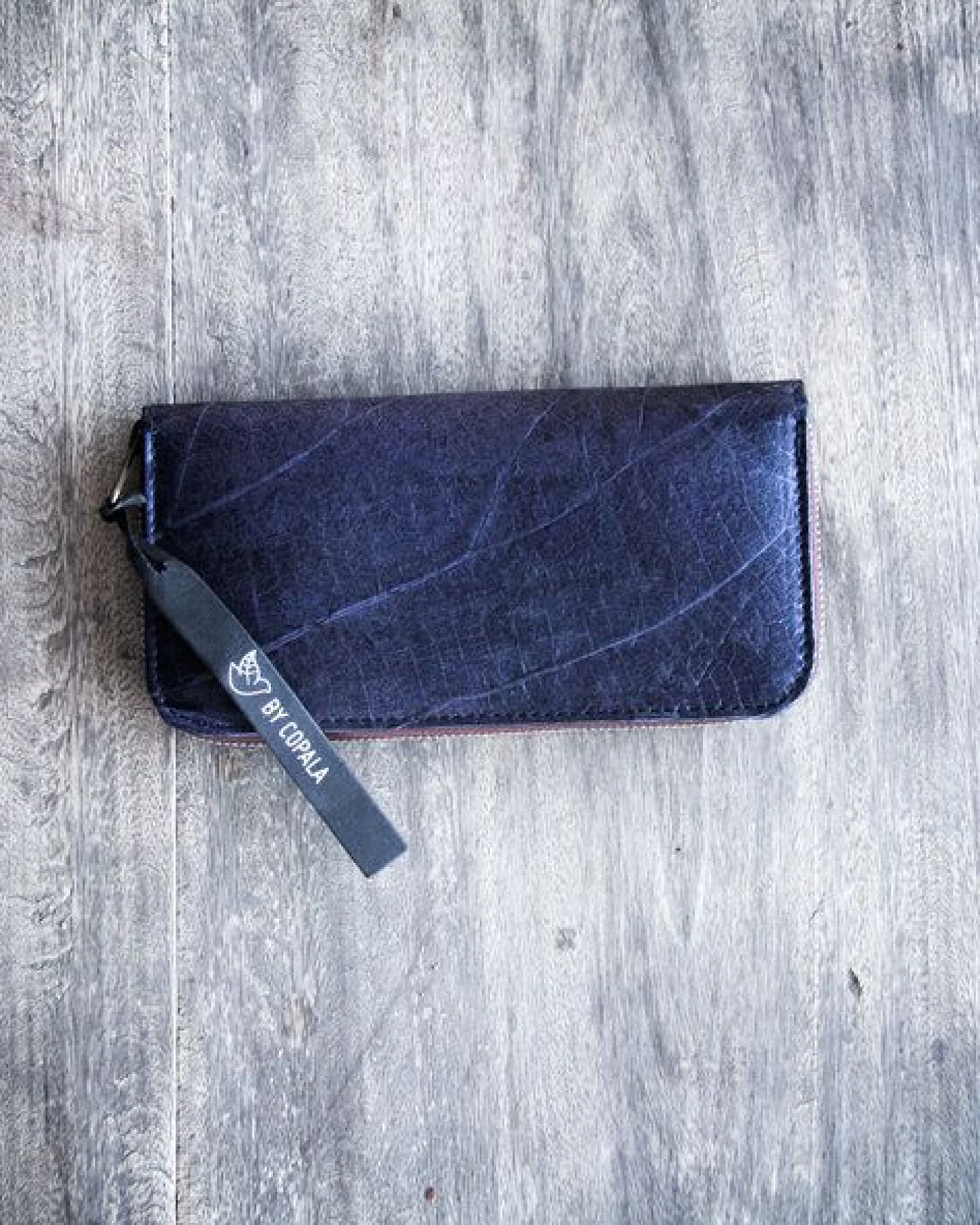 BY COPALA Portemonnaie aus recycelten Blättern / Nachhaltige vegane Brieftasche in Lila / Blau – Ansicht 3