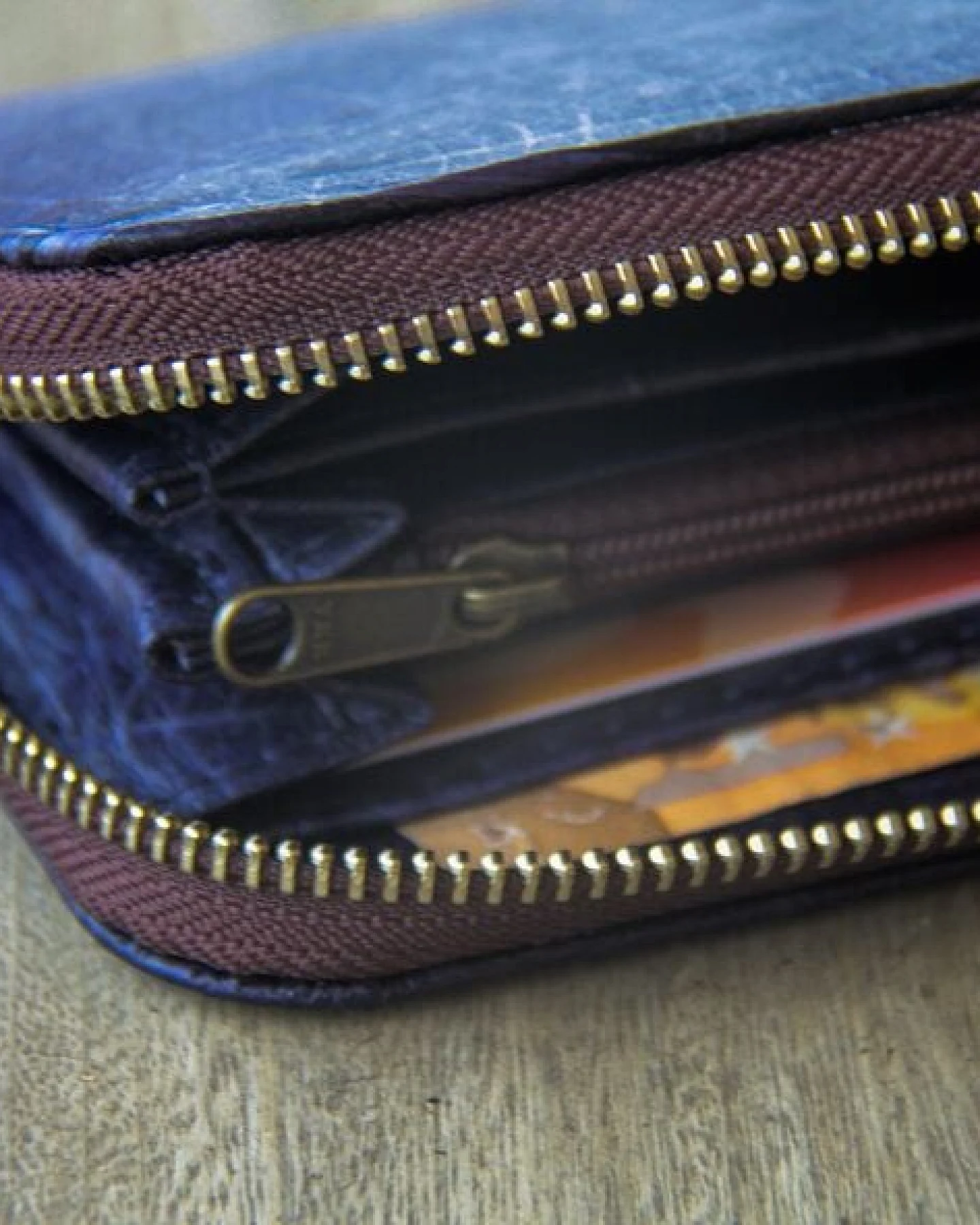 BY COPALA Portemonnaie aus recycelten Blättern / Nachhaltige vegane Brieftasche in Lila / Blau – Ansicht 4