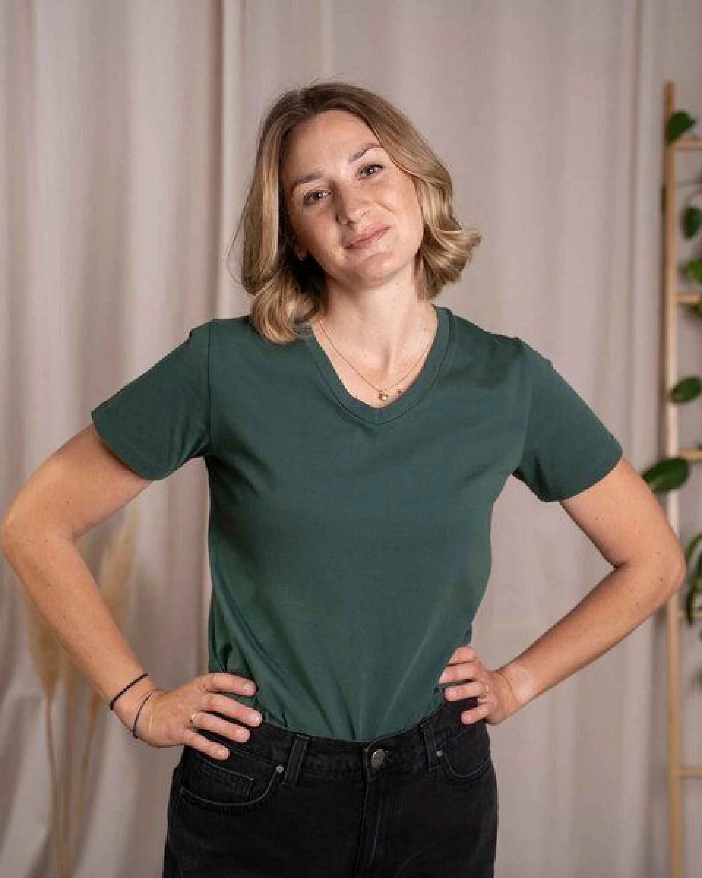 Vresh Clothing Vroni - V-Neck T-Shirt aus Biobaumwolle – Ansicht 4