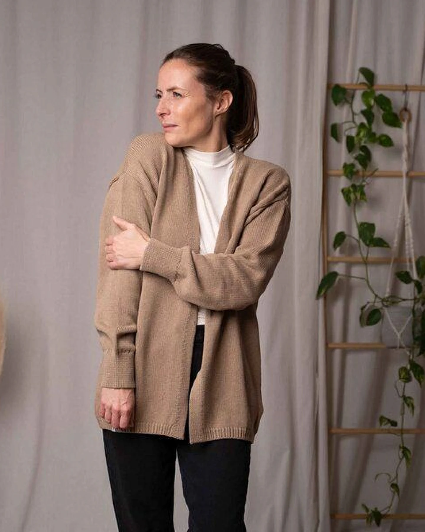 Vresh Clothing Vreda, Strick Cardigan aus Biobaumwolle – Ansicht 2