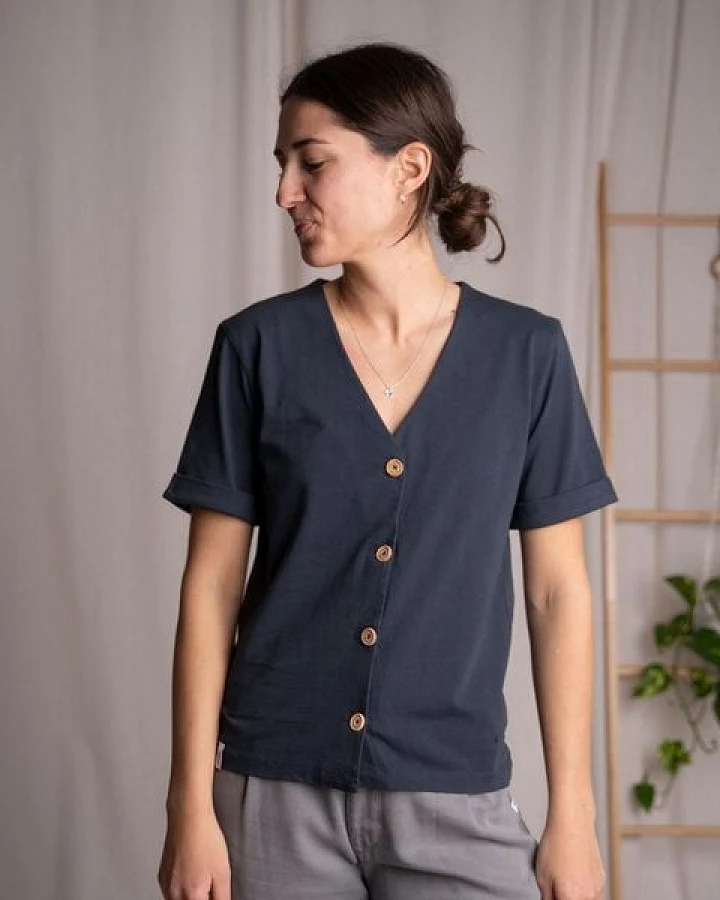 Vresh Clothing Josevine - Button T-Shirt aus Biobaumwolle